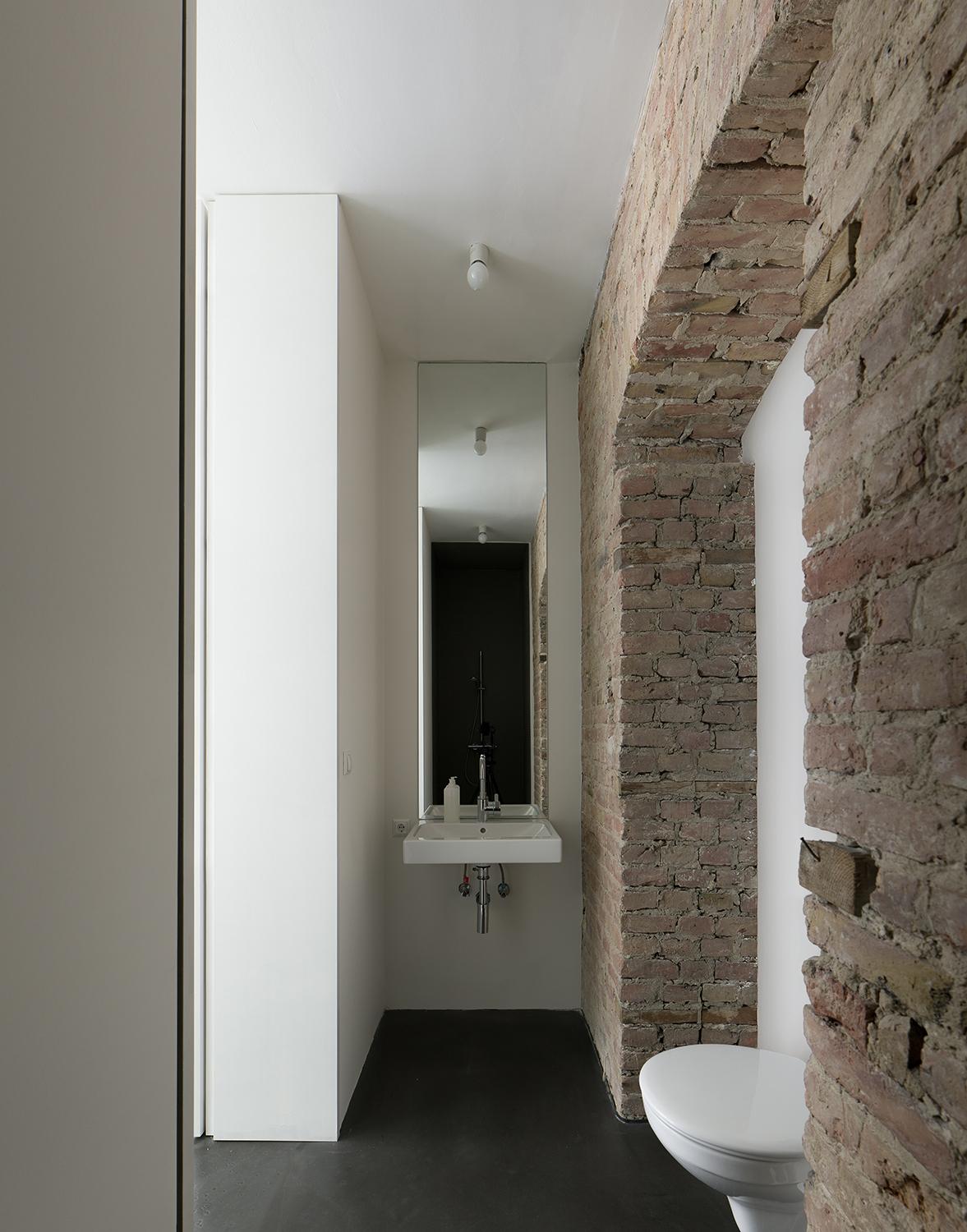 Mini-Appartement, Ferienwohnung, Berlin #architektenhaus #badezimmer #minimalismus #ferienwohnung #ziegelstein ©Simon Menges