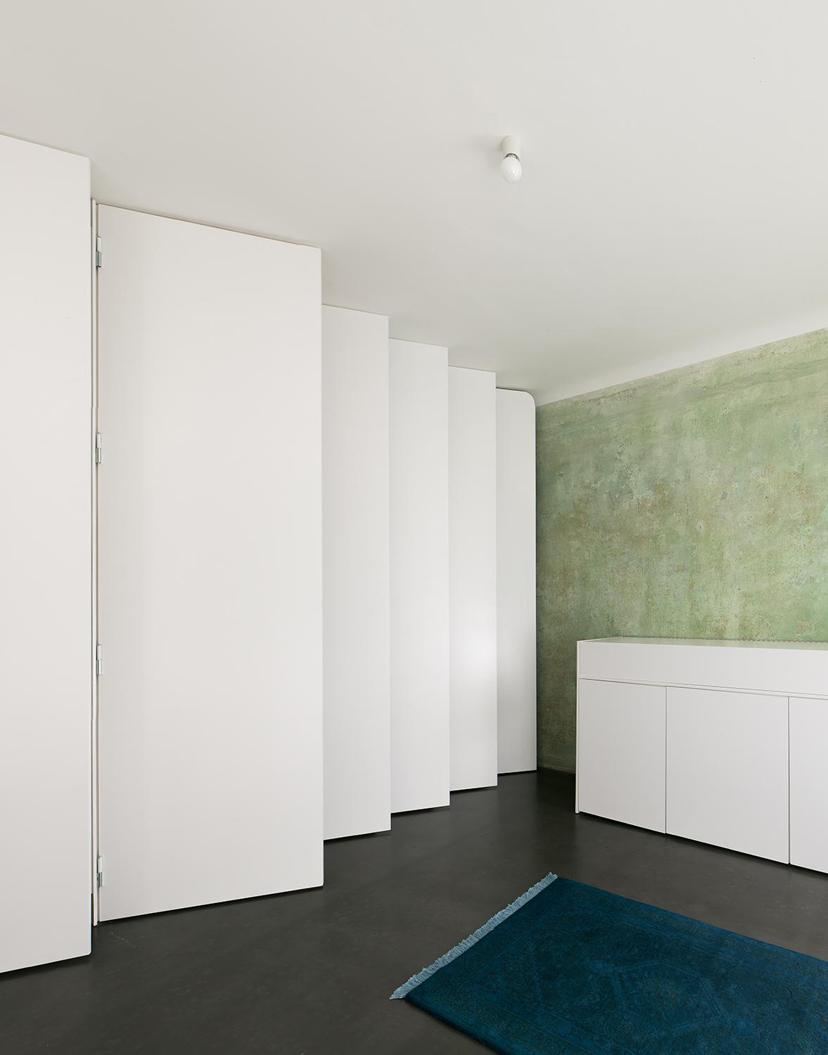 Mini-Appartement, Ferienwohnung #küche #architektenhaus #kommode #minimalismus #ferienwohnung ©Simon Menges