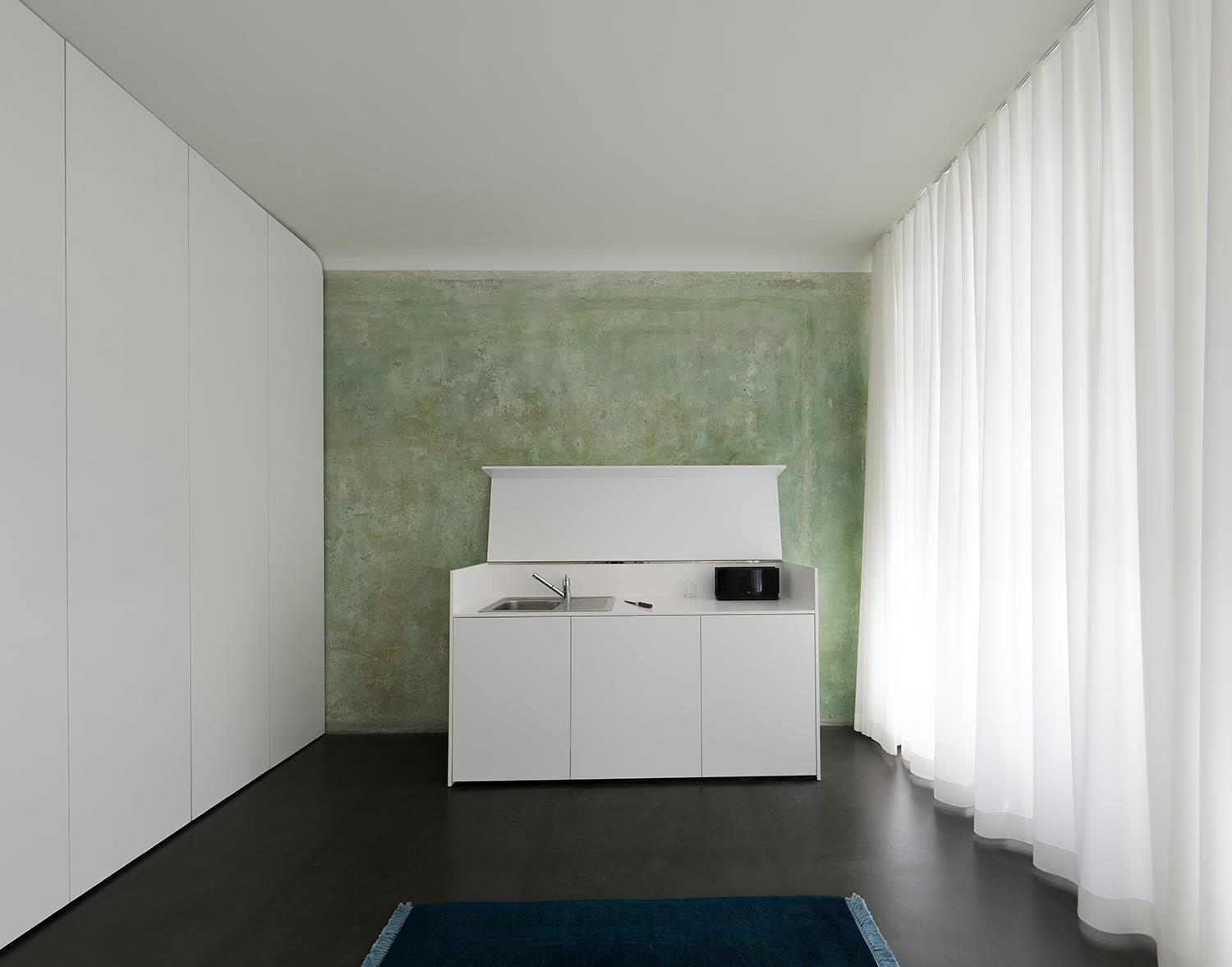 Mini-Appartement, Ferienwohnung #küche #architektenhaus #kommode #minimalismus #minimalistisch #ferienwohnung ©Simon Menges