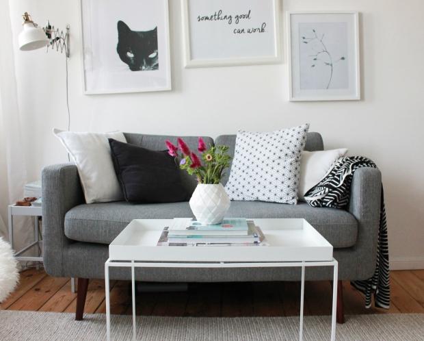Mini Midcentury Sofa zum Entspannen und Arbeiten. Hier werden Blogbeiträge geschrieben und Ideen geschmiedet #homestory