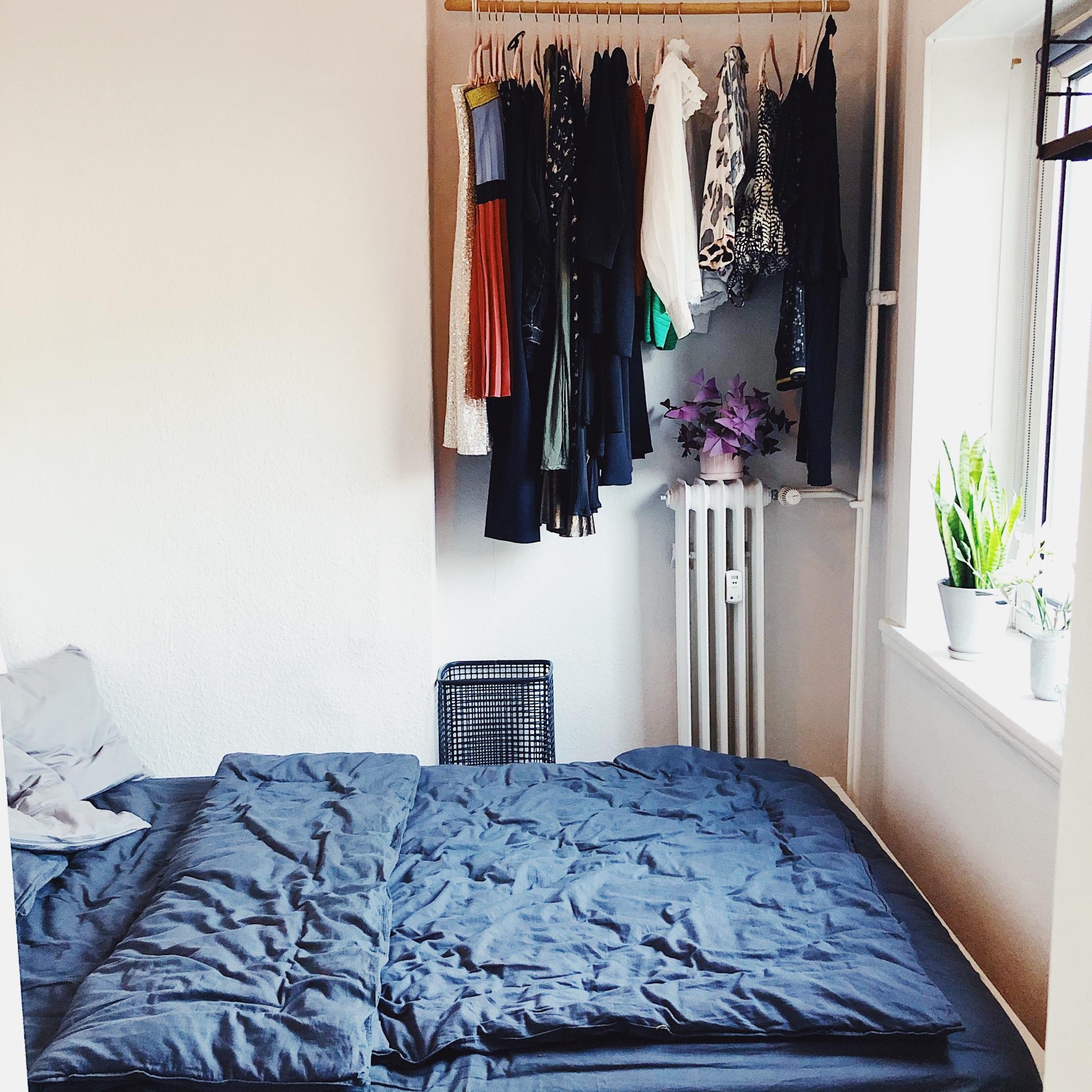 Mini-Wohnung + Ordnungswahn = jede Nische ausnutzen...! 
#Kleiderstange #tinyapartment #Schlafzimmer 