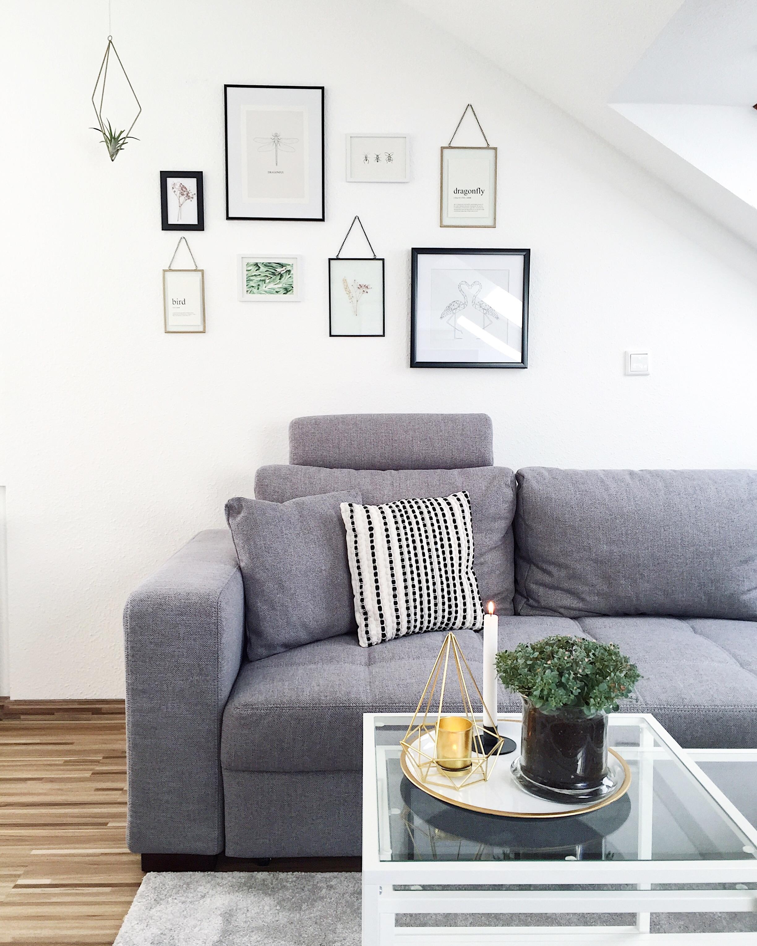 Minimal und modern. 
#minimalism #couch #livingroom #grey #gallery #gallerywall #fotowand 