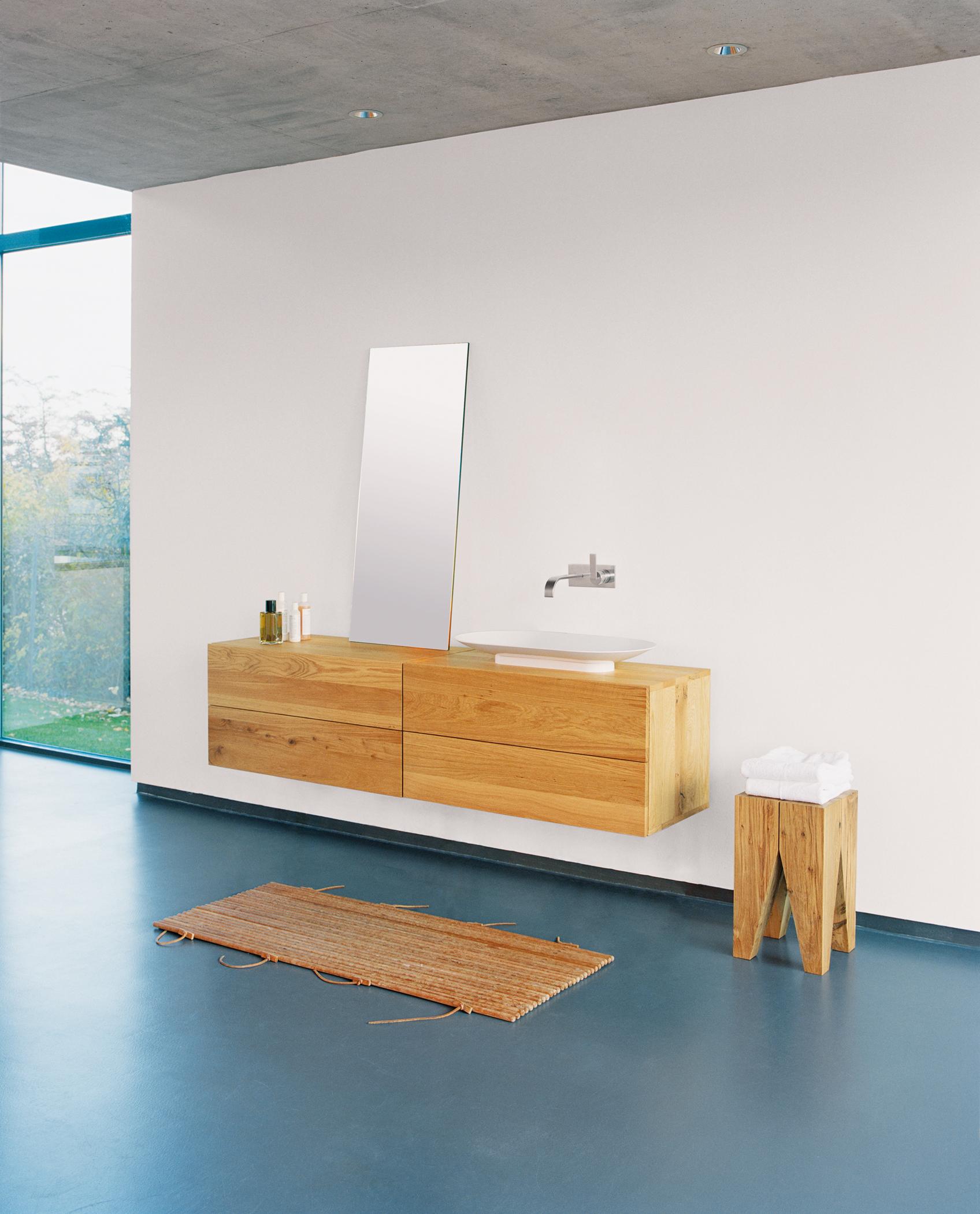 Minimalismus auf großem Raum #hocker #bad #teppich #spiegel #waschbecken #minimalismus #holzhocker #waschkommode ©E15