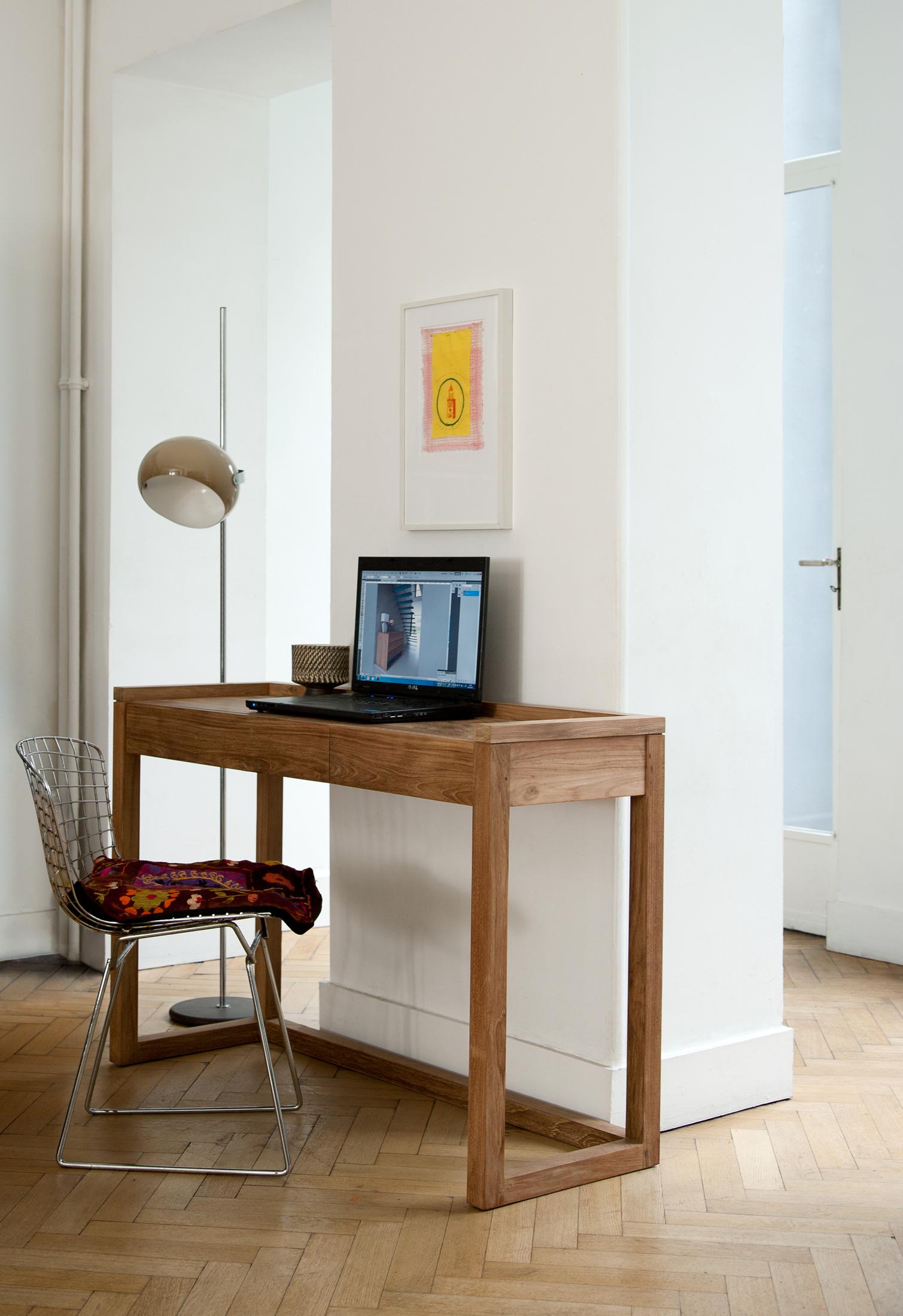 Minimalistisch eingerichteter Arbeitsplatz mit PC-Tisch #schreibtisch #puristisch #stehlampe #minimalistisch #holzschreibtisch #fischgrätparkett ©Ethnicraft