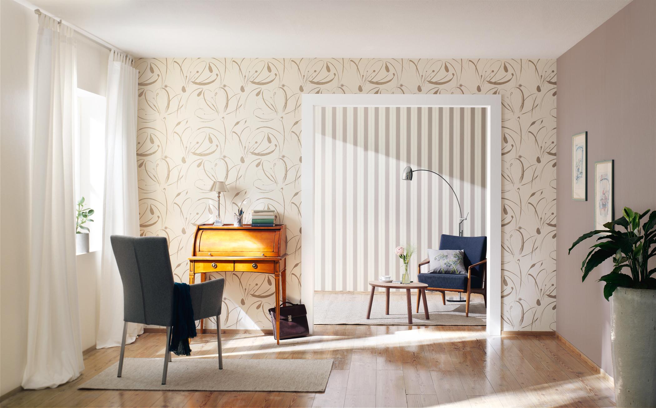 Minimalistisch eingerichtetes Doppel-Wohnzimmer #stuhl #beistelltisch #bogenlampe #sessel #wandgestaltung #minimalistisch #sekretär #tapete ©Rasch