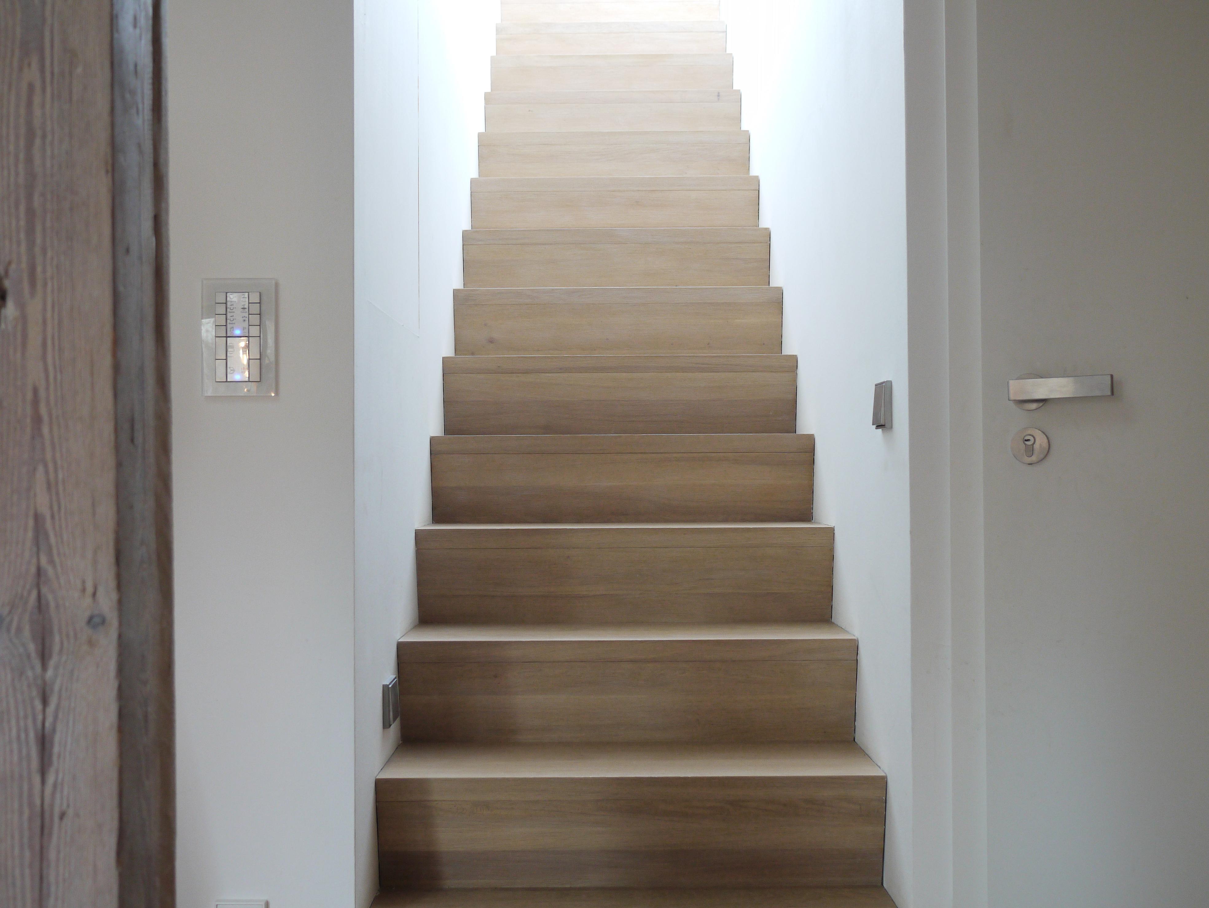 Minimalistische Treppe zur Dachterasse #treppenhaus ©HolzDesignPur
