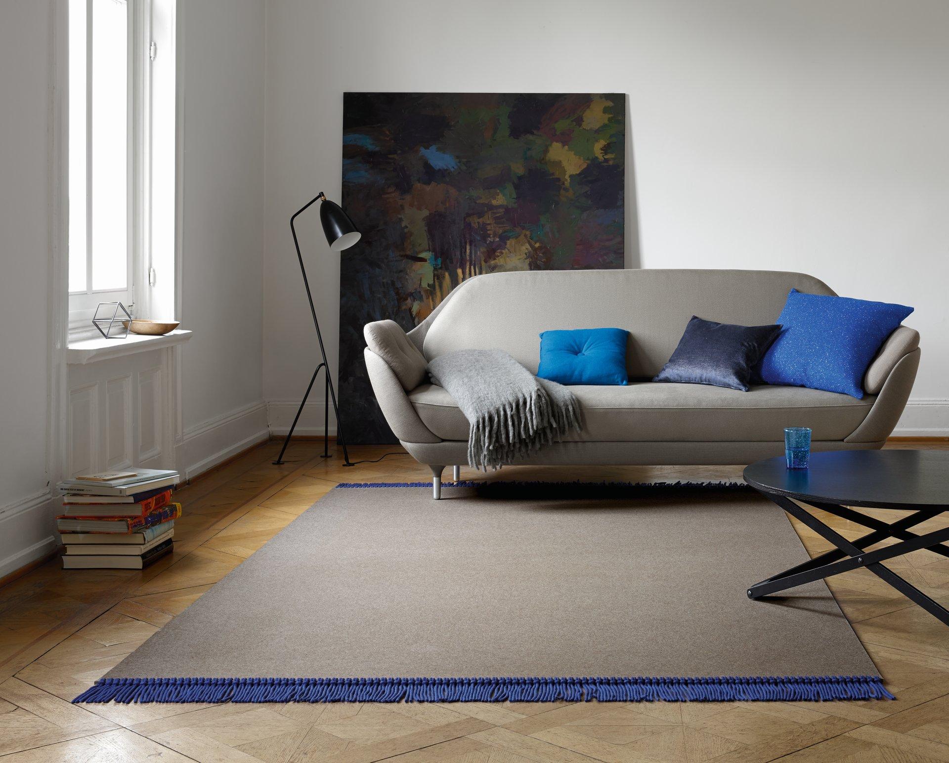 Minimalistische Wohnidee mit Filzteppich #teppich #tagesdecke ©JAB Flooring / jab.de