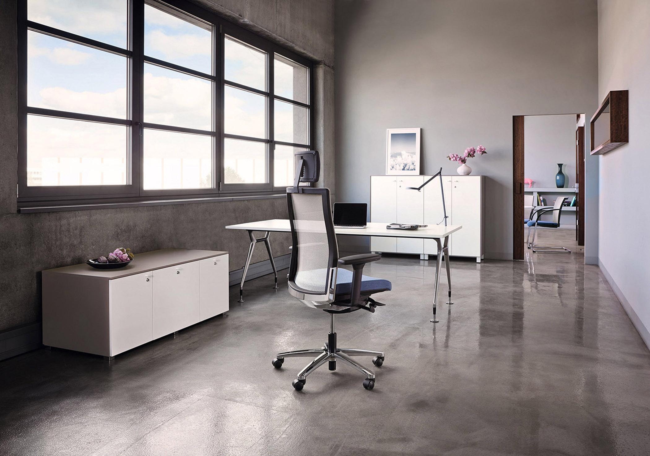 Minimalistisches Büro mit Loftatmosphäre #betonboden #bürostuhl #schreibtisch #betonwand #schrank #sideboard #minimalismus #tischlampe #zimmergestaltung ©König+Neurath