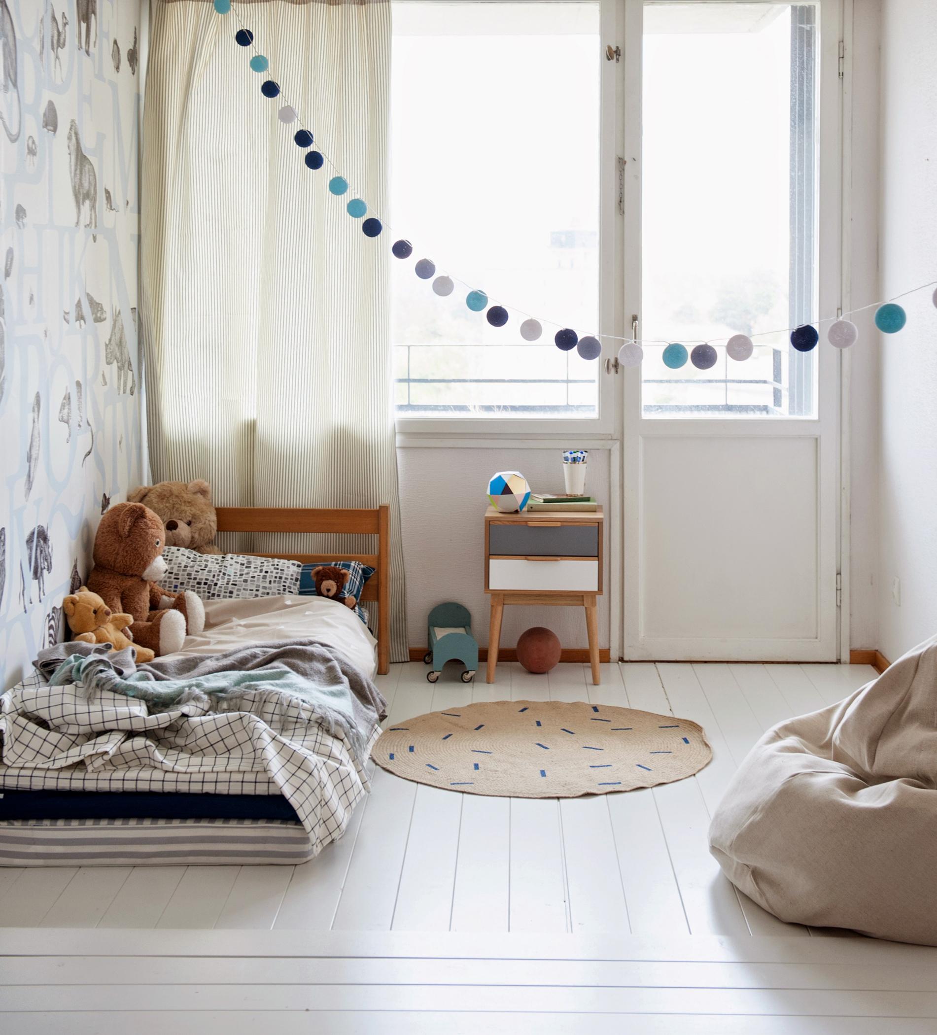 Minimalistisches Kinderzimmer #teppich #nachttisch #runderteppich #mustertapete #minimalistisch #sitzsack #weißerholzboden ©Bemz