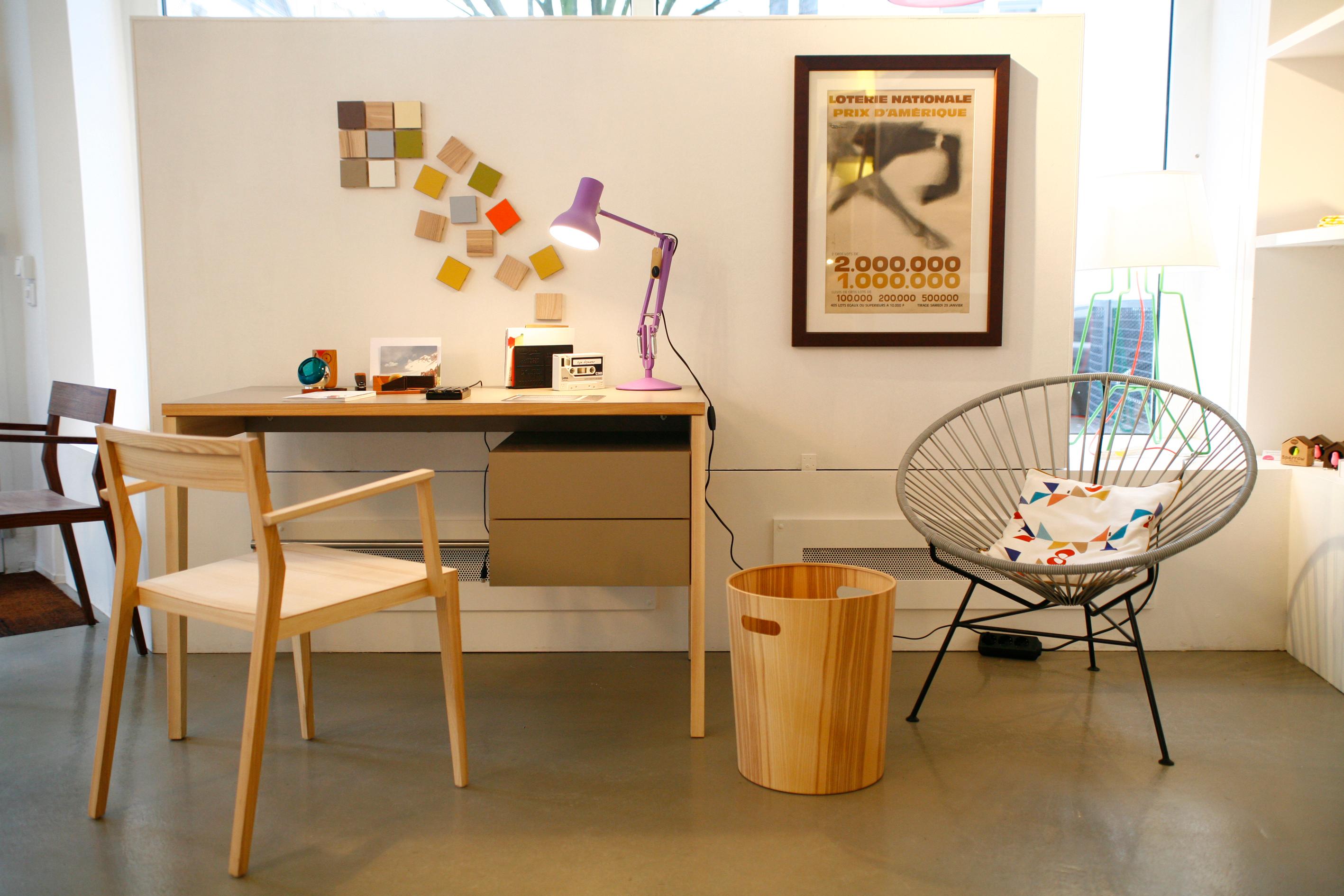 Mint Schreibtisch/Stuhl #stuhl #schreibtisch #wandgestaltung #holzstuhl #mülleimer #acapulcochair ©Toendel