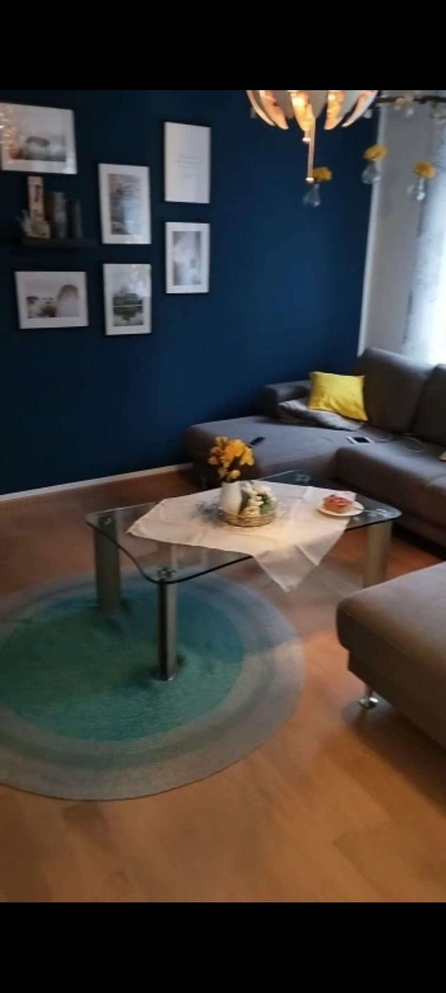 Mir gefällt die Wandfarbe. Das Sofa ist mir zu groß - nach der Trennung war alles provisorisch #wohnzimmerumstyling