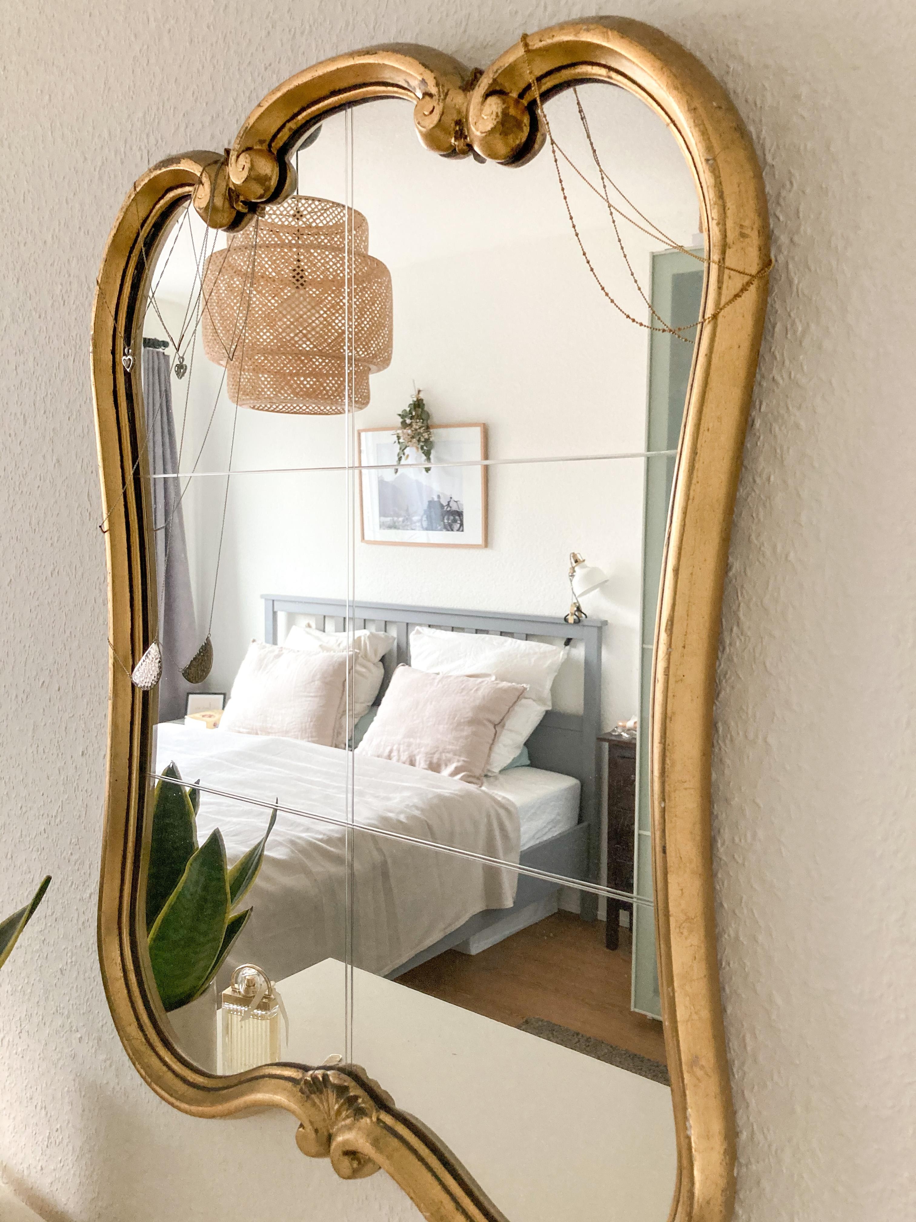 Mirror mirror on the wall..
Not in mood for #HO at all! 
Zurück ins Bett :-) 
#bedroom #schlafzimmer 