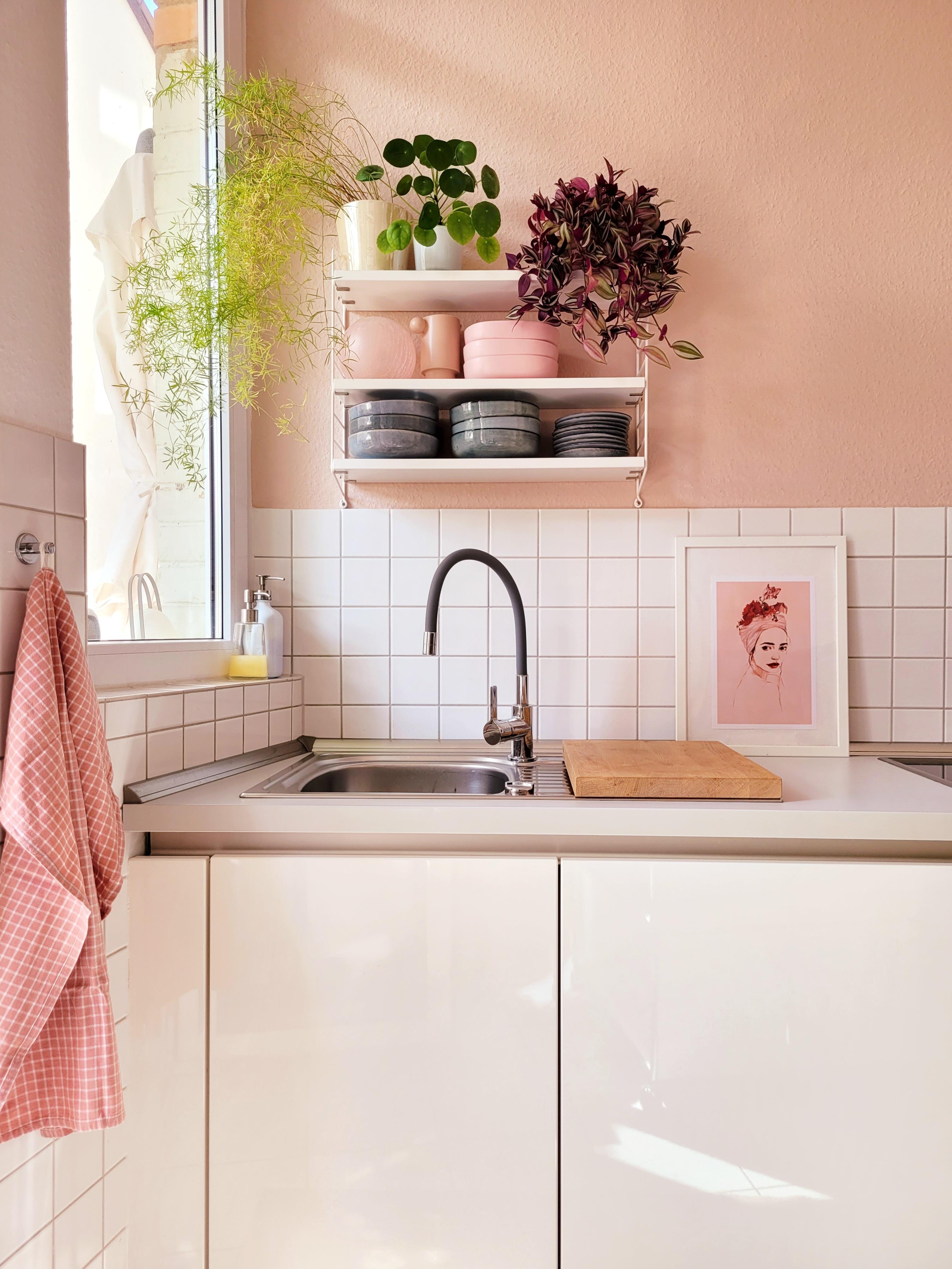 Mit aufgeräumter Küche geht alles leichter!
#Küche
#Altbau
#String
#summertime 
#Rosa
#colorfull 
