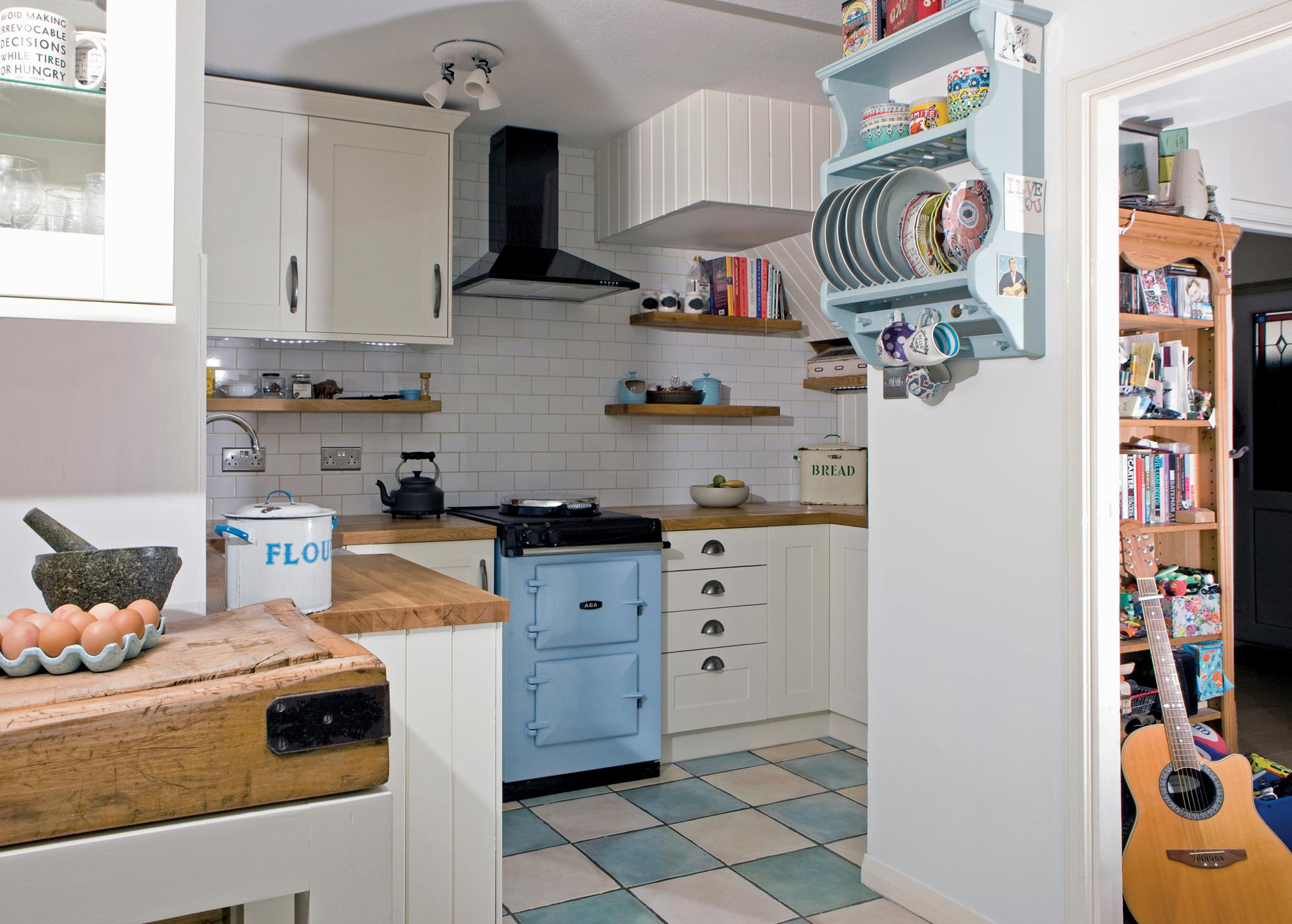 Mit blauen Elementen Farbakzente setzen #weißeküche #zimmergestaltung ©AGA