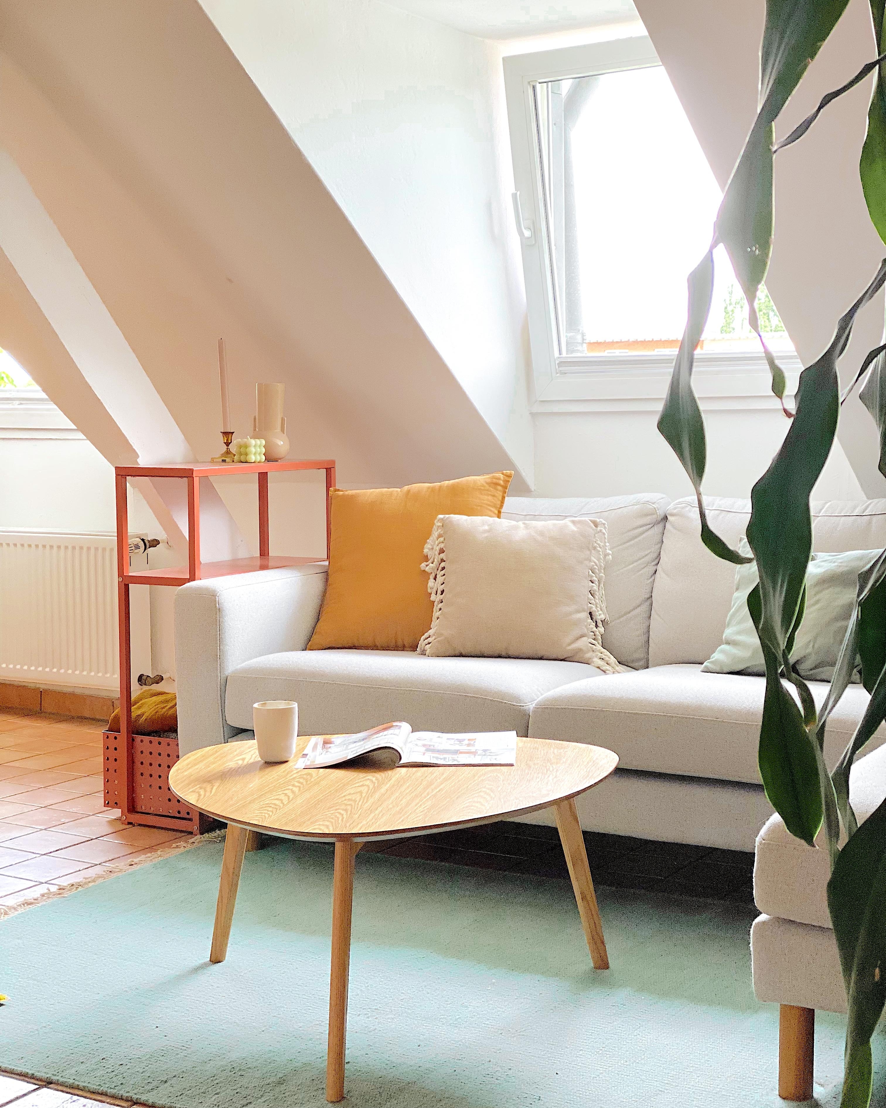 Mit Dachschrägen leben. #wohnzimmer #dachschrägen #maisonette #untermdach #colorfulhome