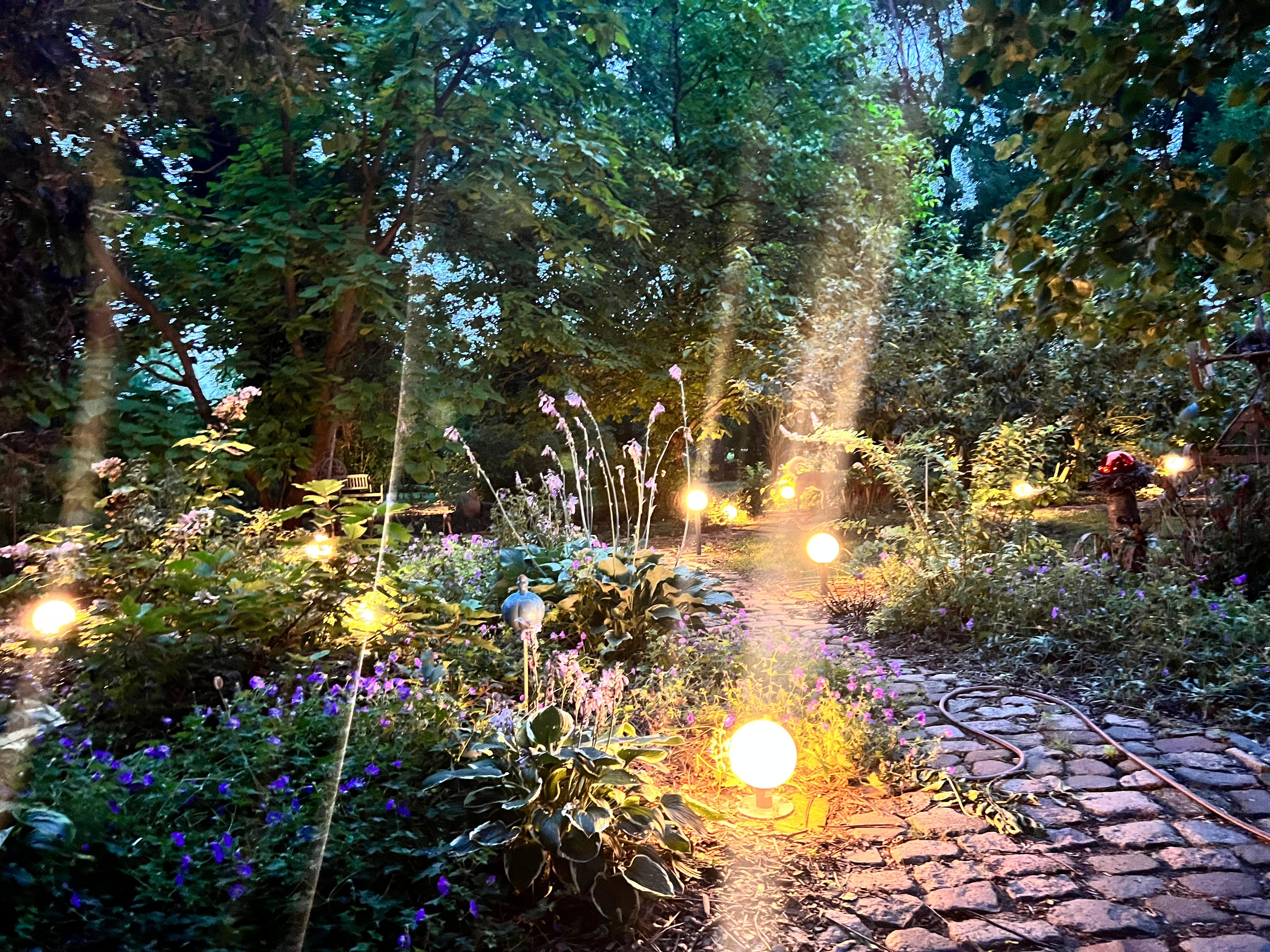 Mit der Beleuchtung 💡 der Gartenwege ist es auch im Dunkeln sicher sie zu betreten. Die Romantik gibt es inklusive.