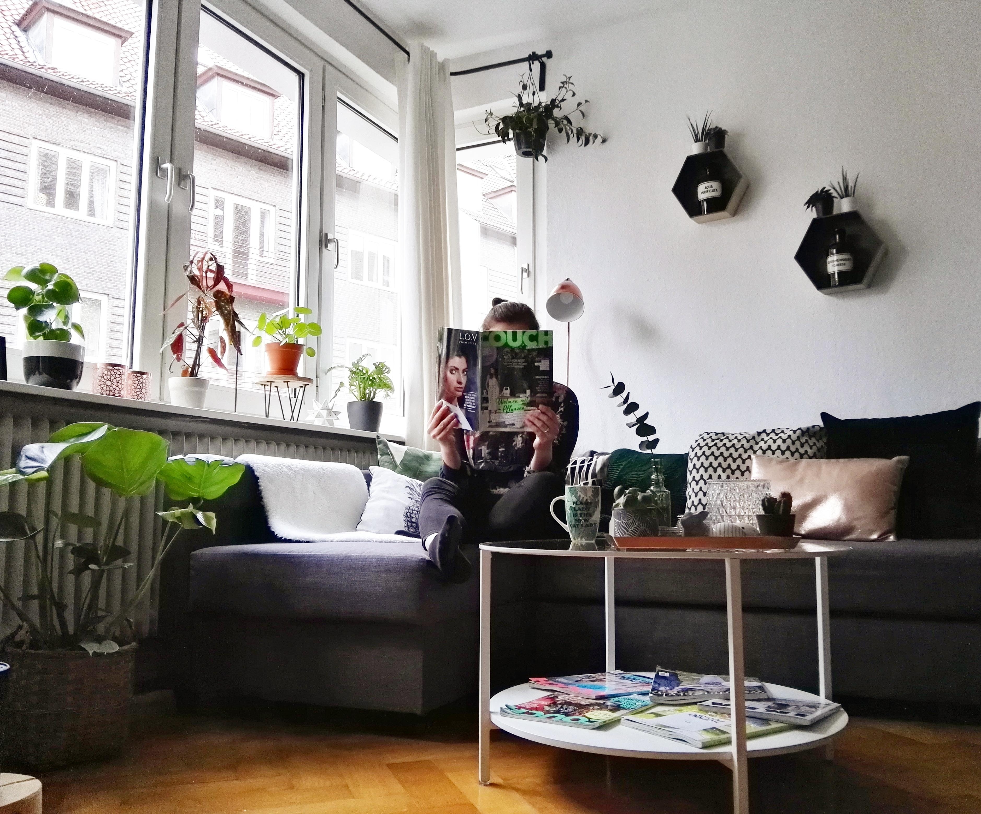 Mit der neuen Couch auf der Couch #couch #interior #livingroom #urbanjungle #plantlover #pflanzenliebe 