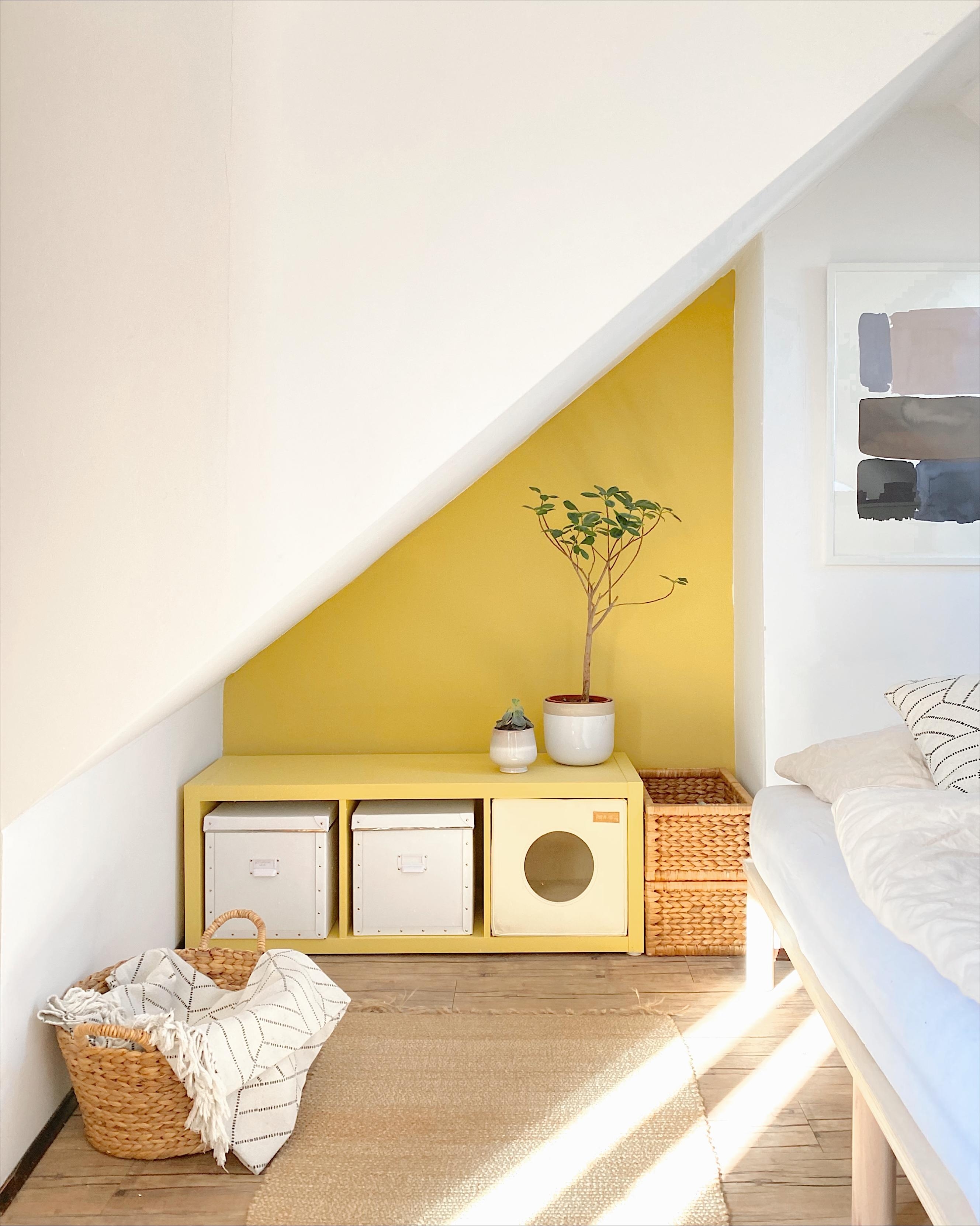 Mit dieser gelben Farbe im Schlafzimmer, lässt es sich bei jedem Wetter gut aufstehen! #schlafzimmer #yellowwall