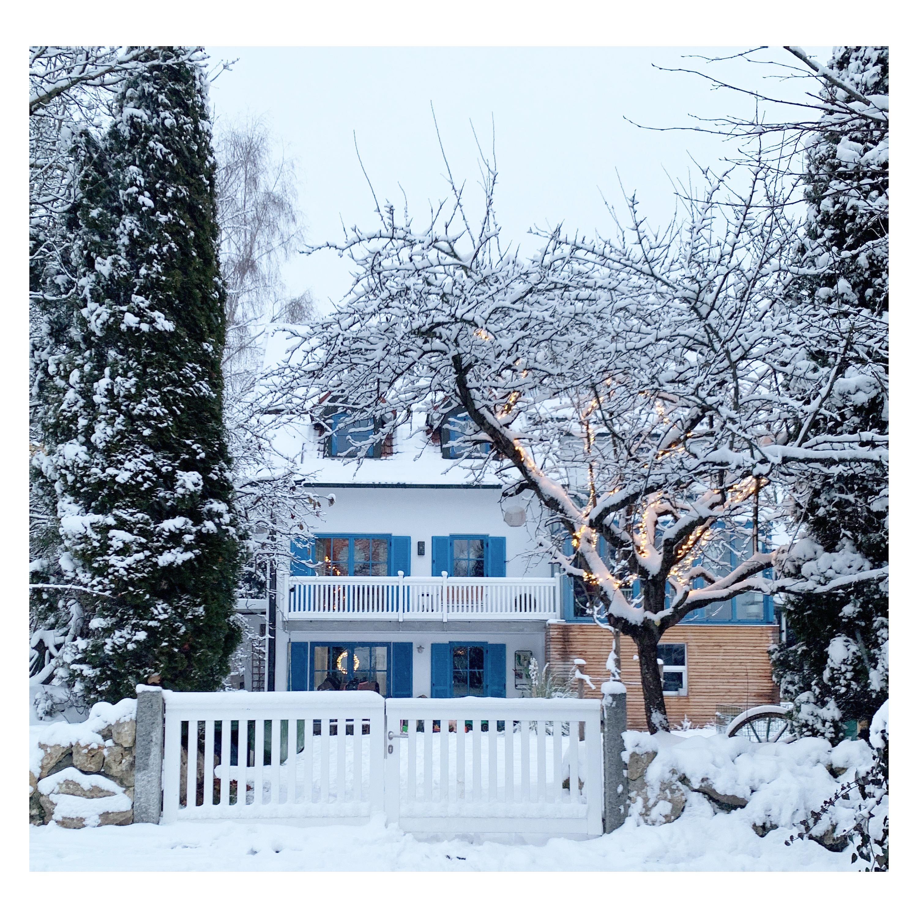 Mit ein bisschen Schnee sieht alles so friedlich aus!
#fassade #zuhause #schnee #garten