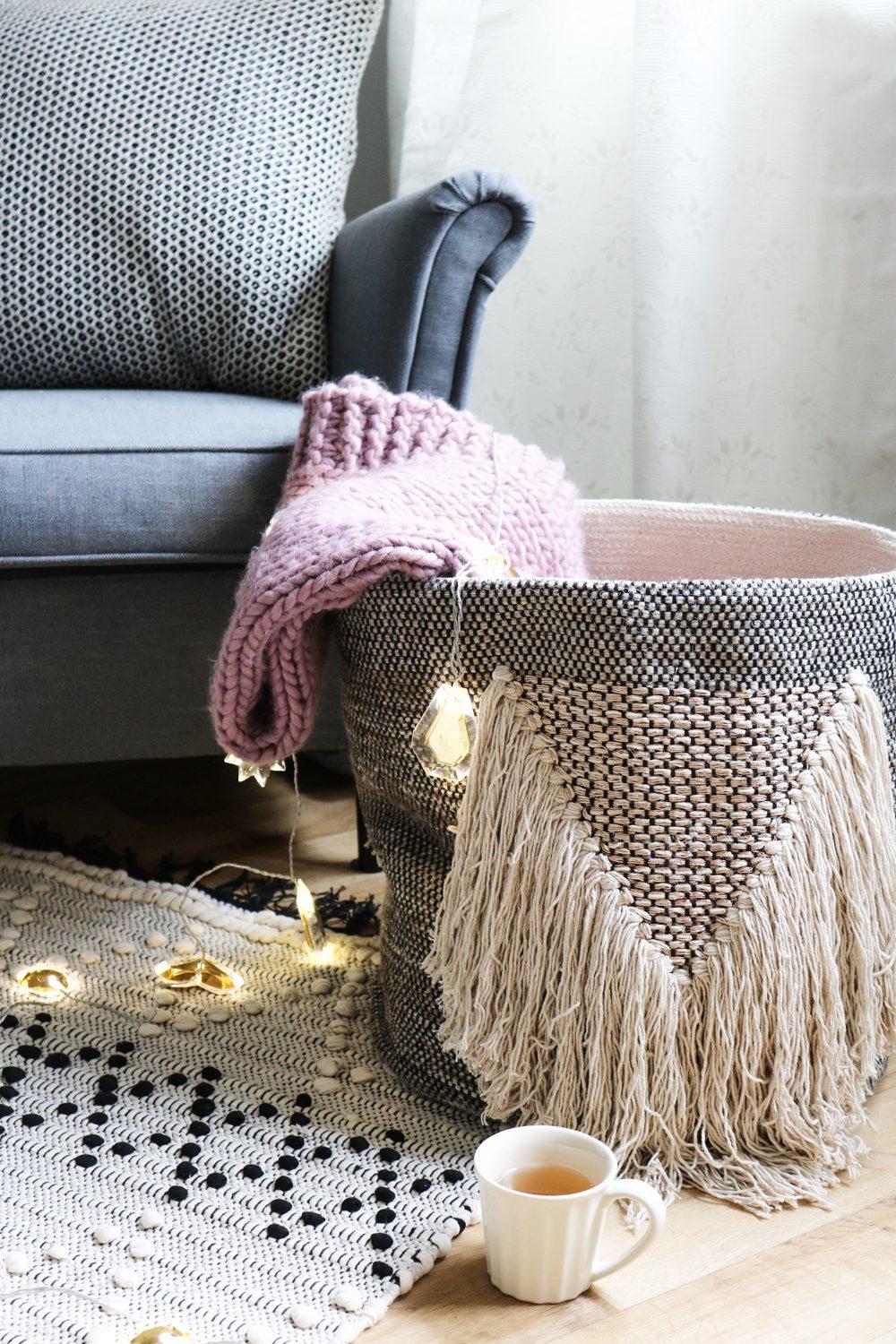 Mit einem warmen #Tee und einem gemütlichen #Sessel lässt es sich doch gleich viel besser entspannen.☕️
#couchliebt 
