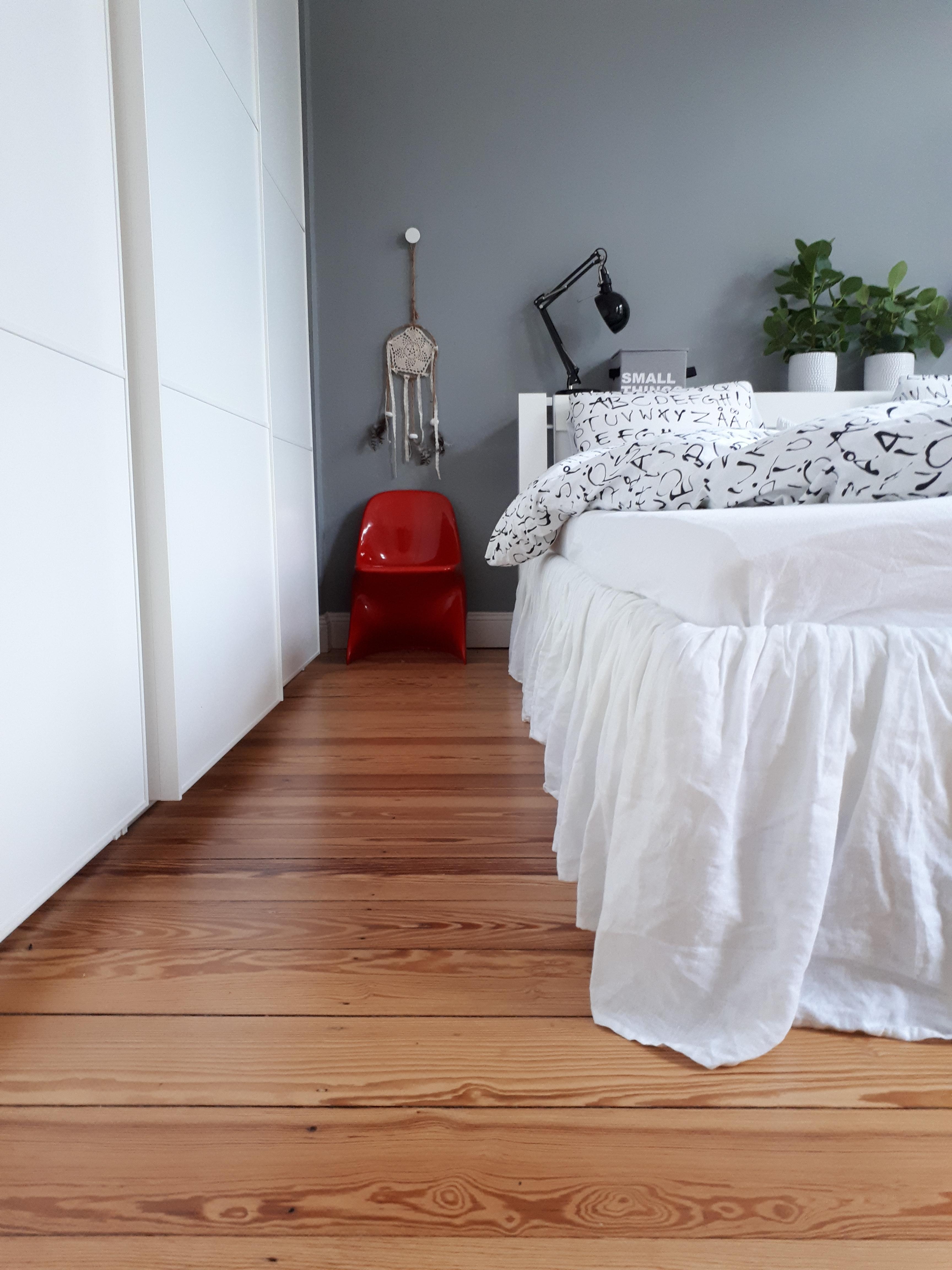 Mit einer Betthusse kann man den Platz unter dem Bett nutzen&ist zugleich ein optischer Hingucker #kleinesSchlafzimmer 