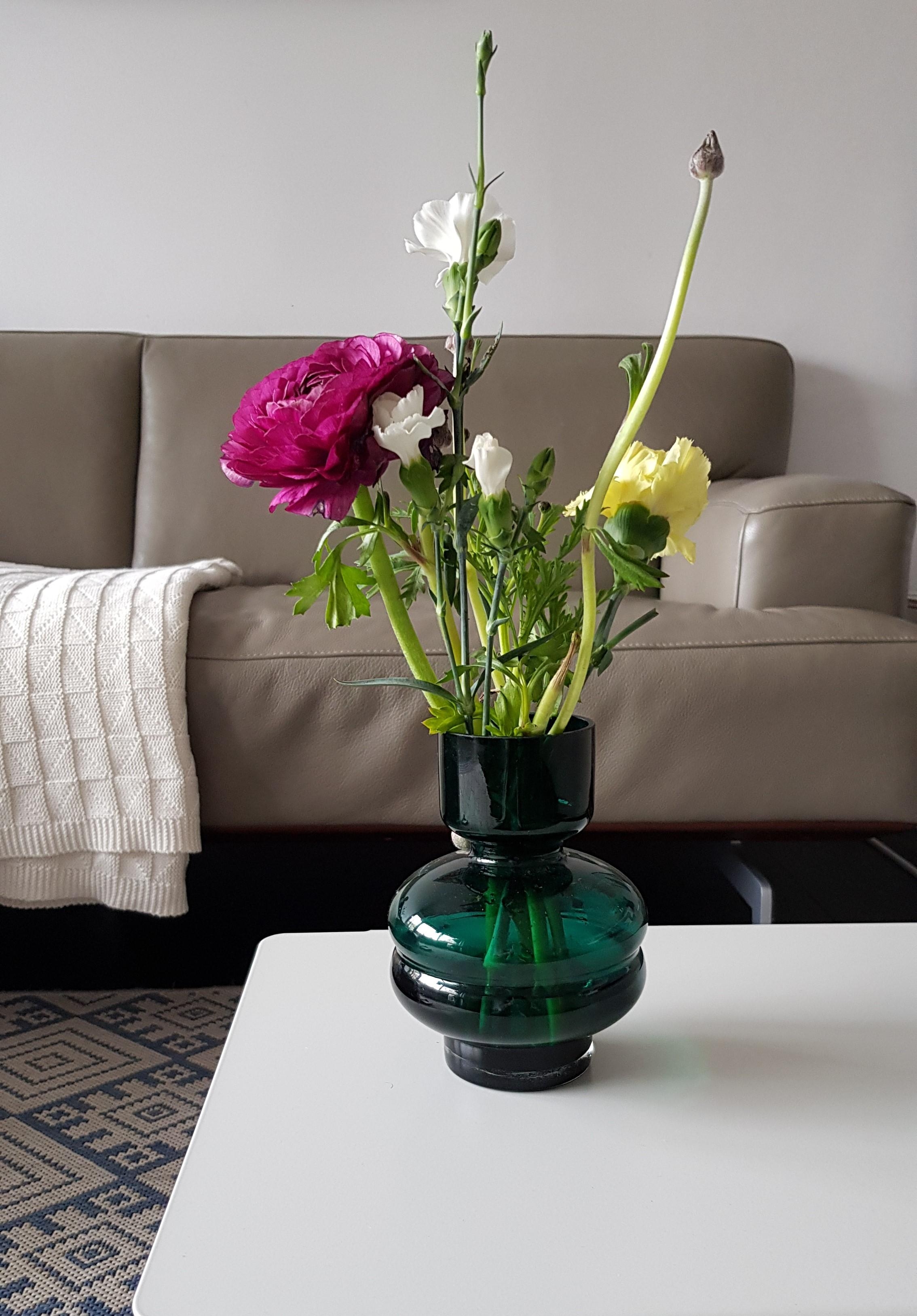 Mit frischen Blumen startet man viel schöner in die Woche, oder? #blumen #vase #deko