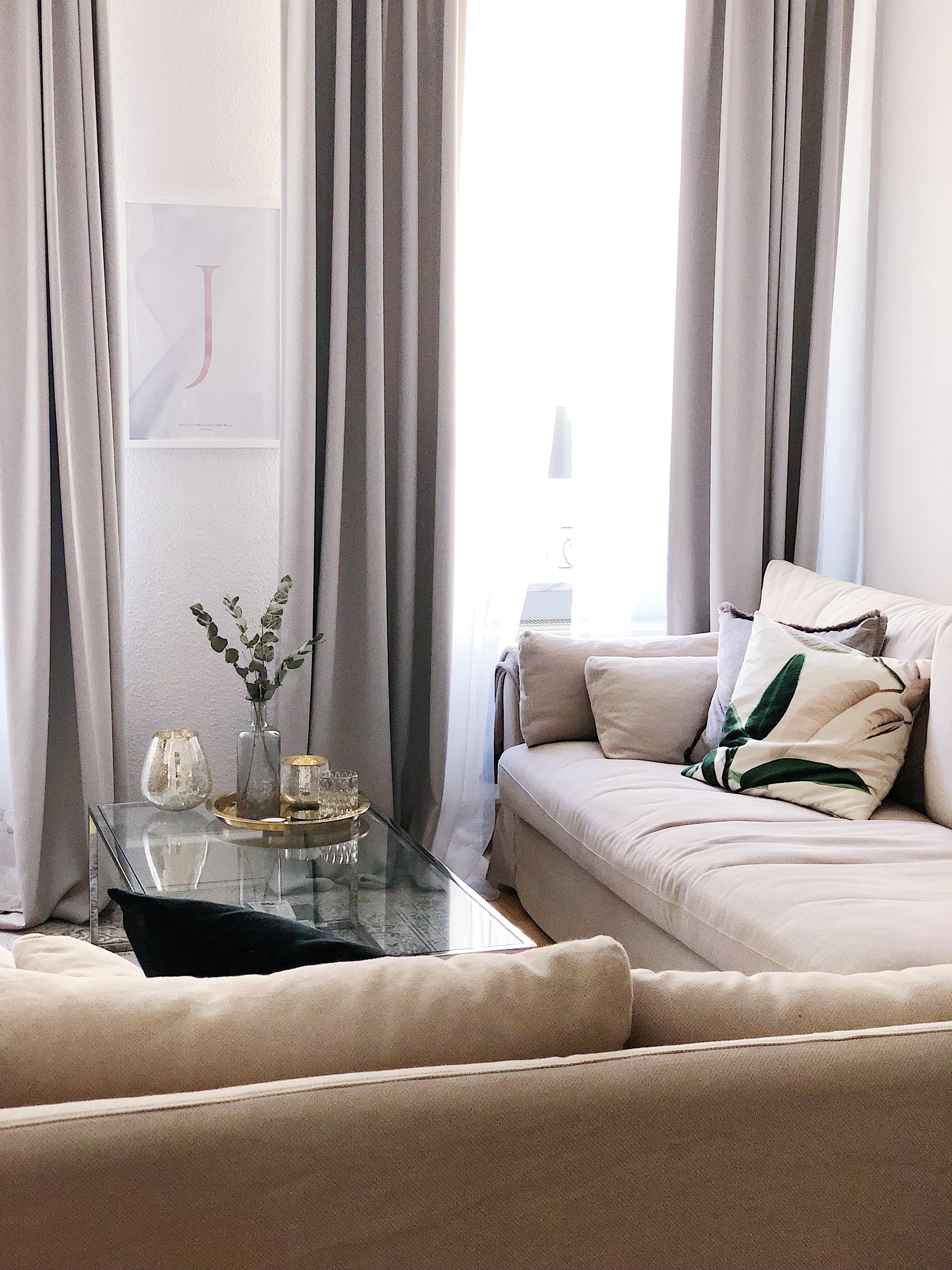 Mit großen Schritten Richtung Wochenende! #wohnzimmer #meinikea #cozyplace #interior #couch #livingroom #altbau