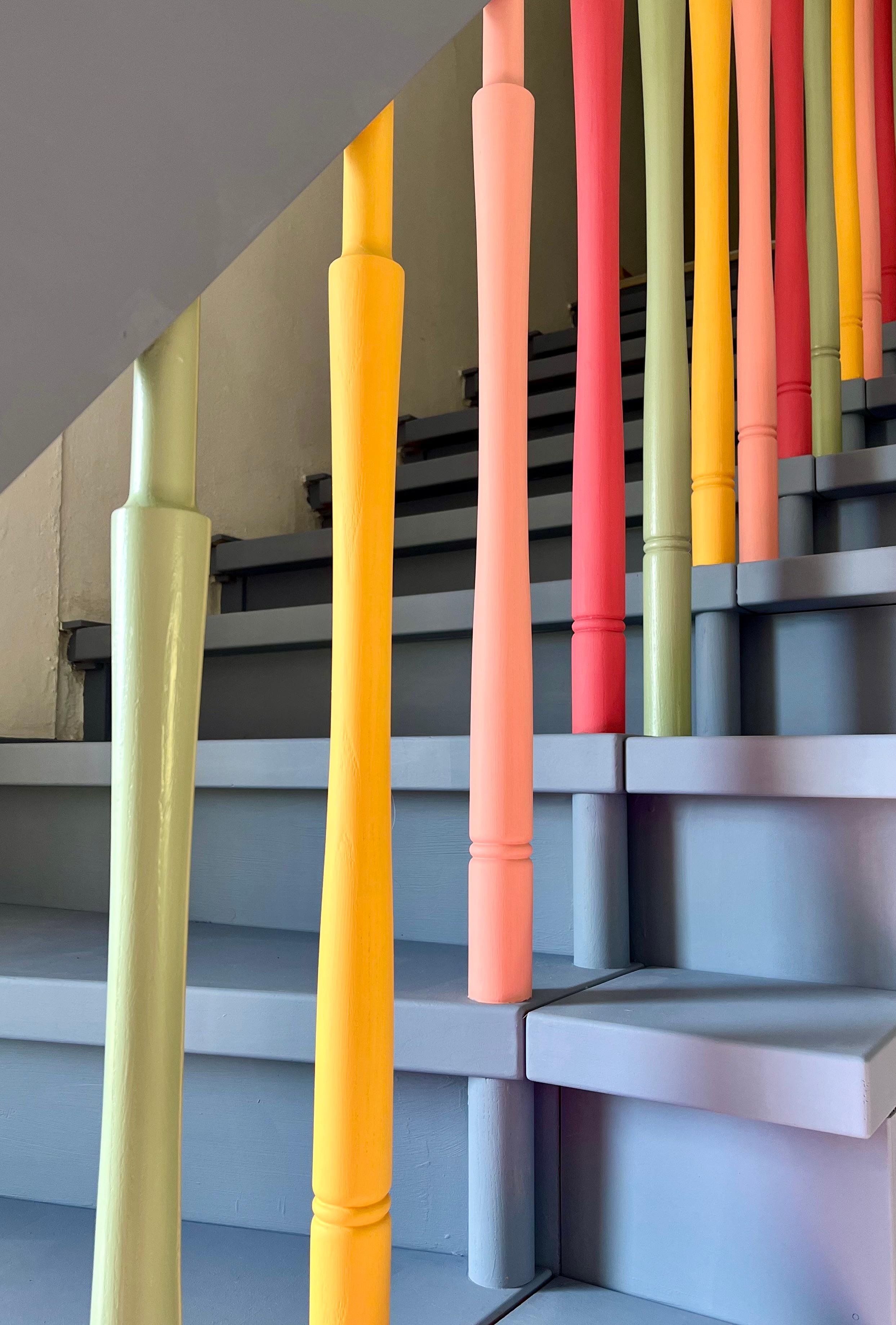 Mit #Kreidefarbe wurde die ungeliebte Holztreppe ein Regenbogen-Hingucker, der für gute Laune sorgt 😊🌈 #bunteszuhause #treppenhaus #diy