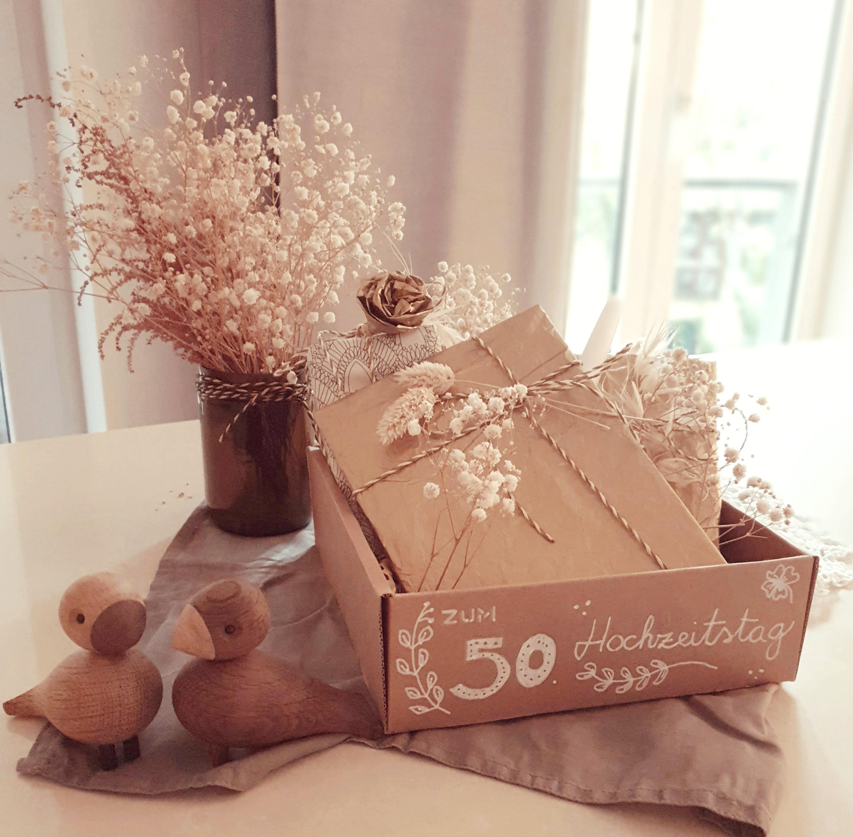Mit Liebe 💕 verpackt, mit Freude verschenkt! #hochzeitstag #geschenkeverpackung #geschenke #trockenblume #gold