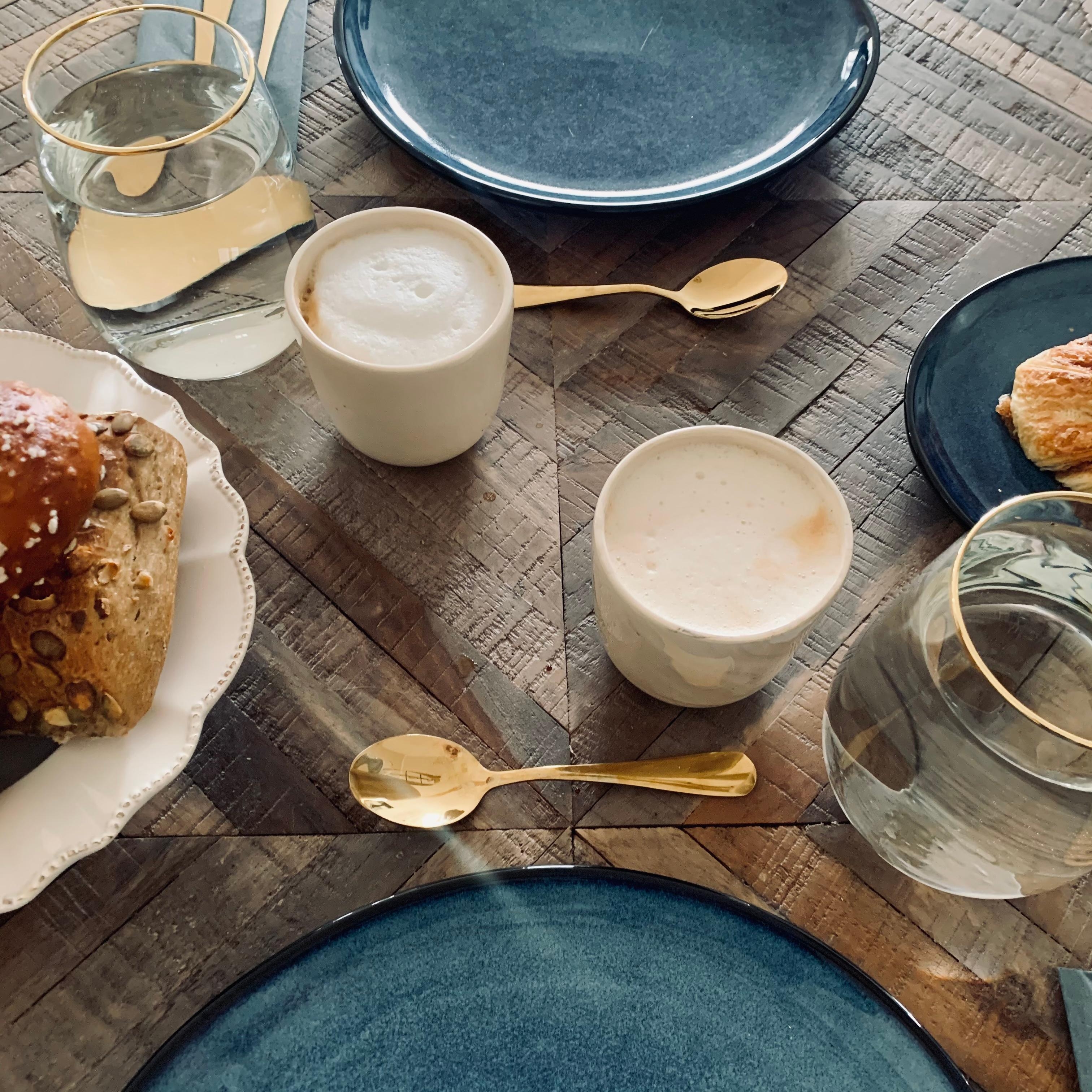 Mit meerblauen Tellern und handgemachten Keramiktassen decke ich den Tisch am liebsten #tischdeko #livingchallenge 