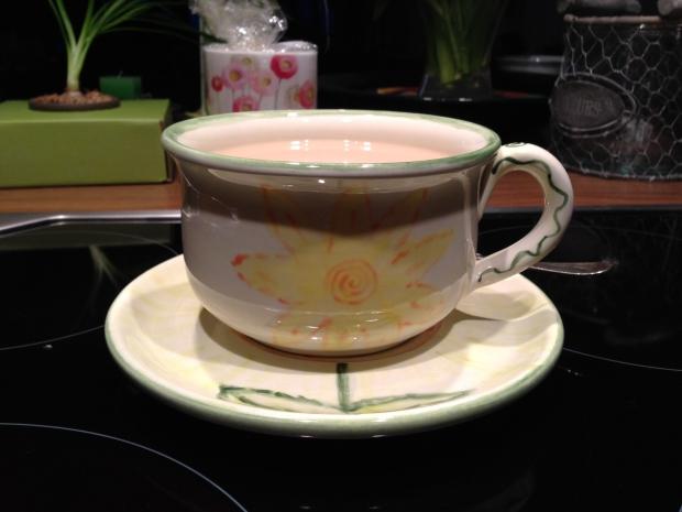 Mit meiner geliebten selbstgemalten Tee-Tasse aus dem Pottery Art Café in Köln