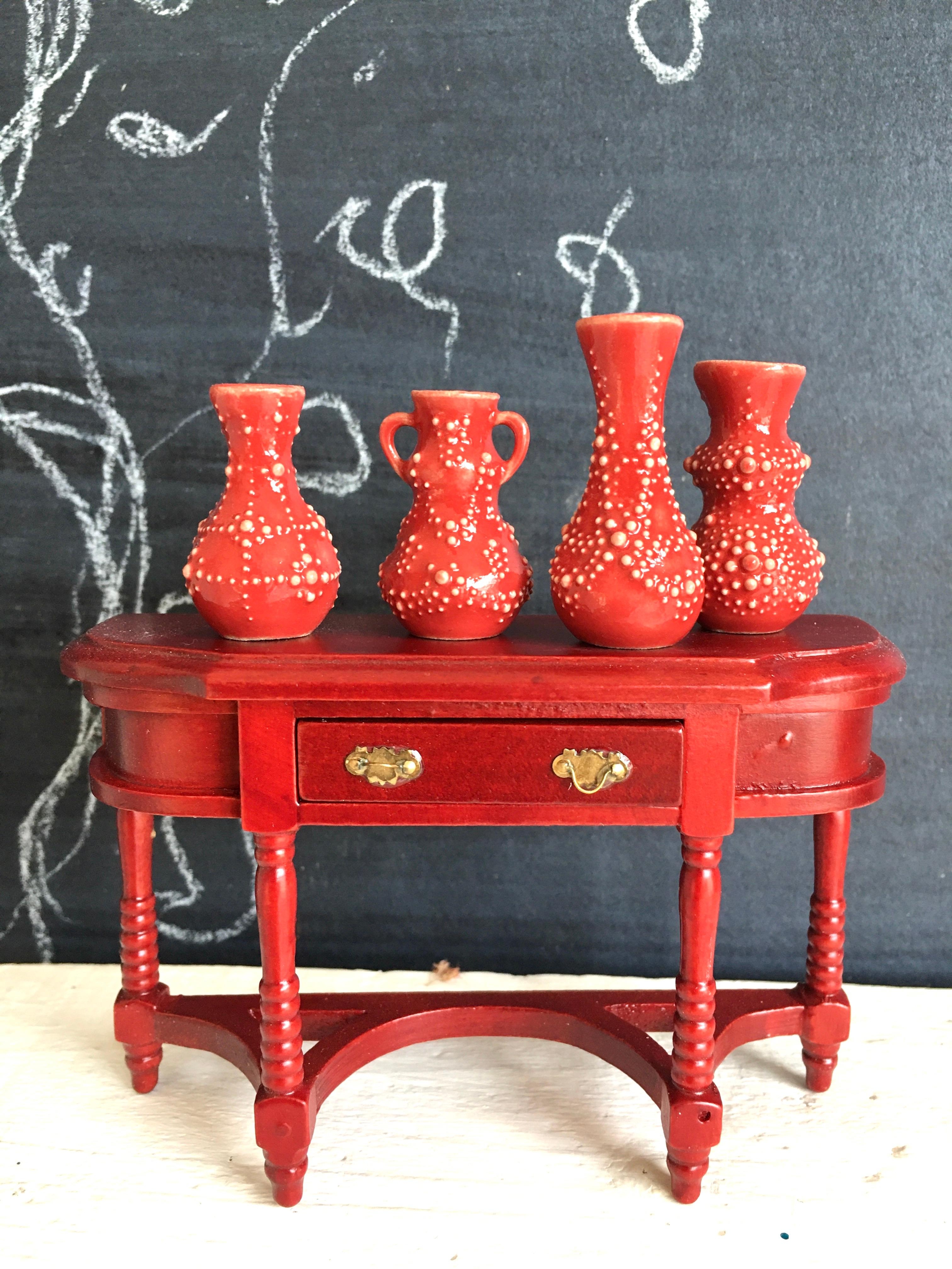 Mit Rot in den Freitag !!! Puppenmöbel + Minivasen + Zeichnung #frühling #minivasen #rot #keramik #schlickerverzierung