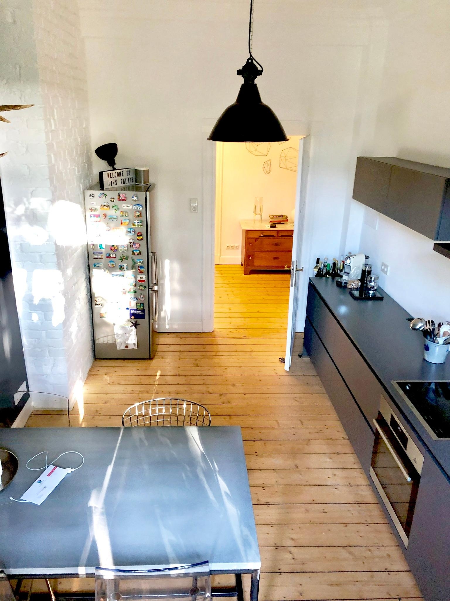 Mit sonnigen Erinnerungen im Rücken in die neue Woche! #kitchen #kueche #altbau #altbauliebe #dielenboden #minimalismus 