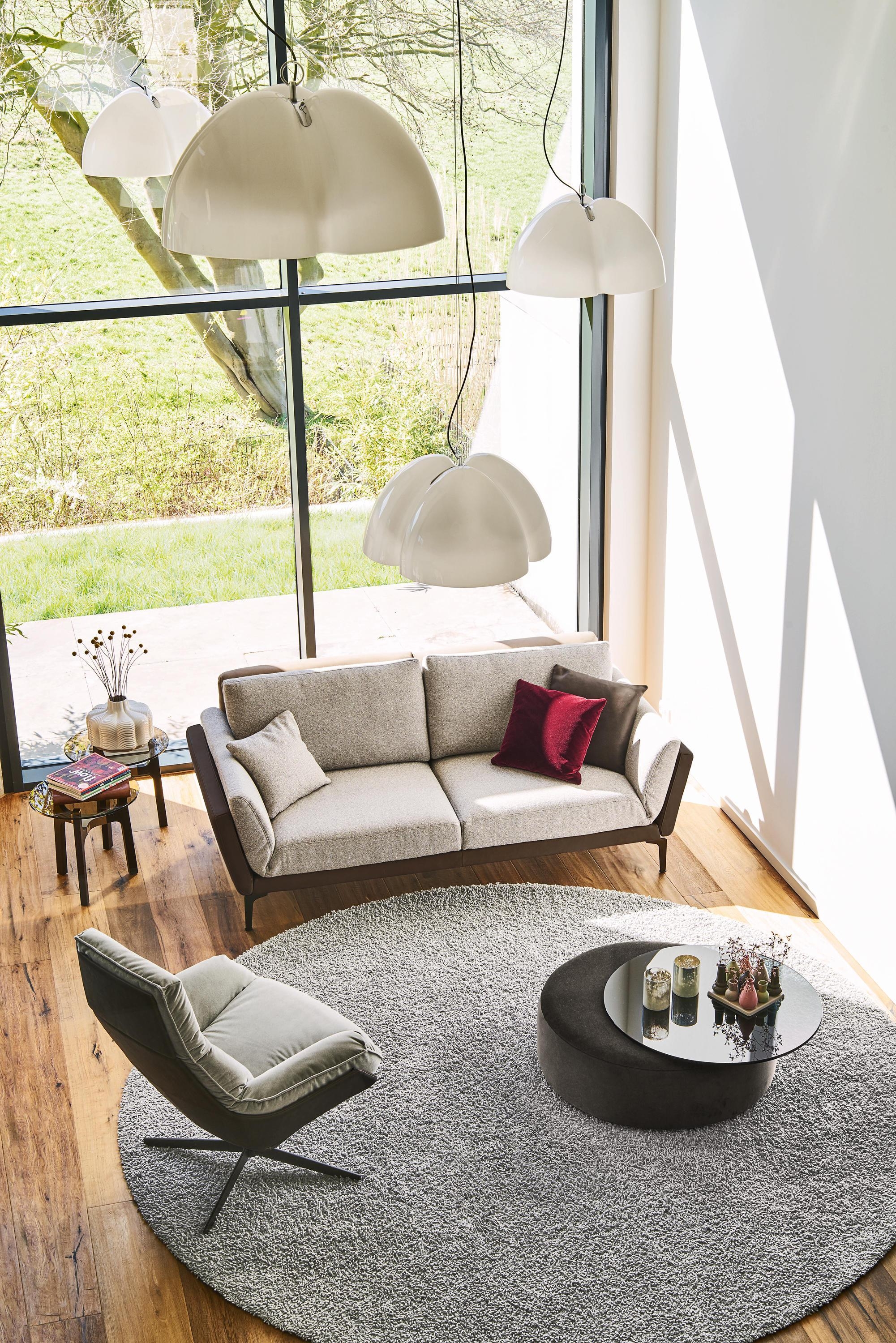 Mit wenigen Handgriffen verwandelt sich das elegante Sofa der @bielefelderwerkstaetten in einen vollwertigen Longchair.