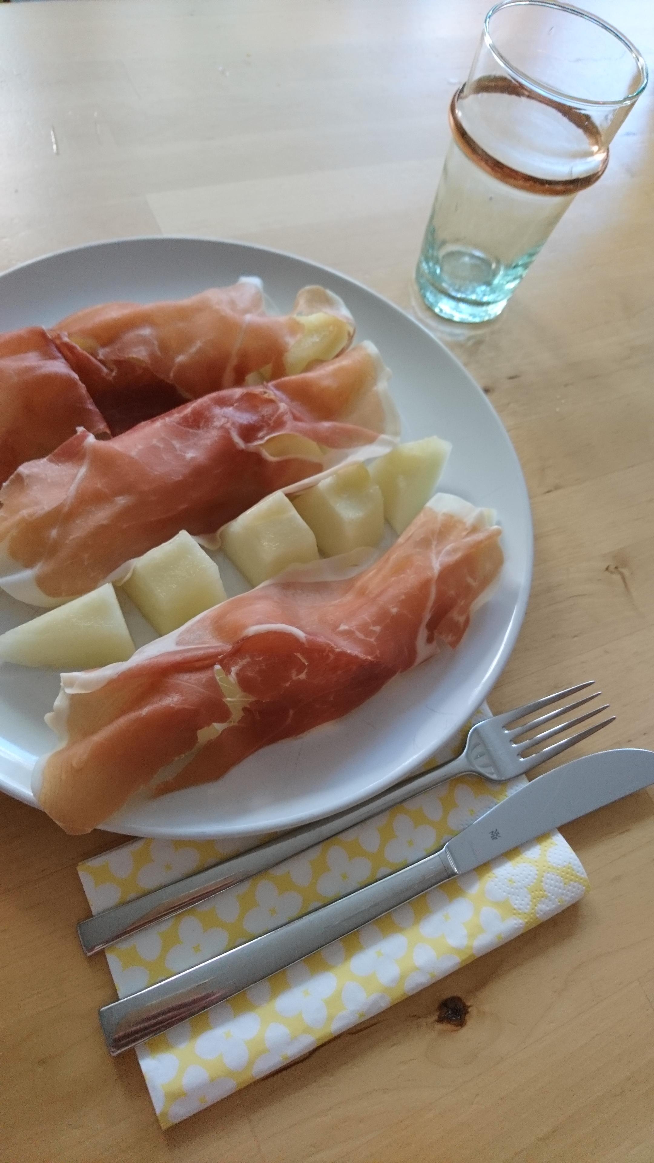 Mittags Flammlachs, abends Honigmelone mit Parmaschinken 🍴
Läuft bei mir 🤣

PS: Ich liebe marokkanische Gläser 