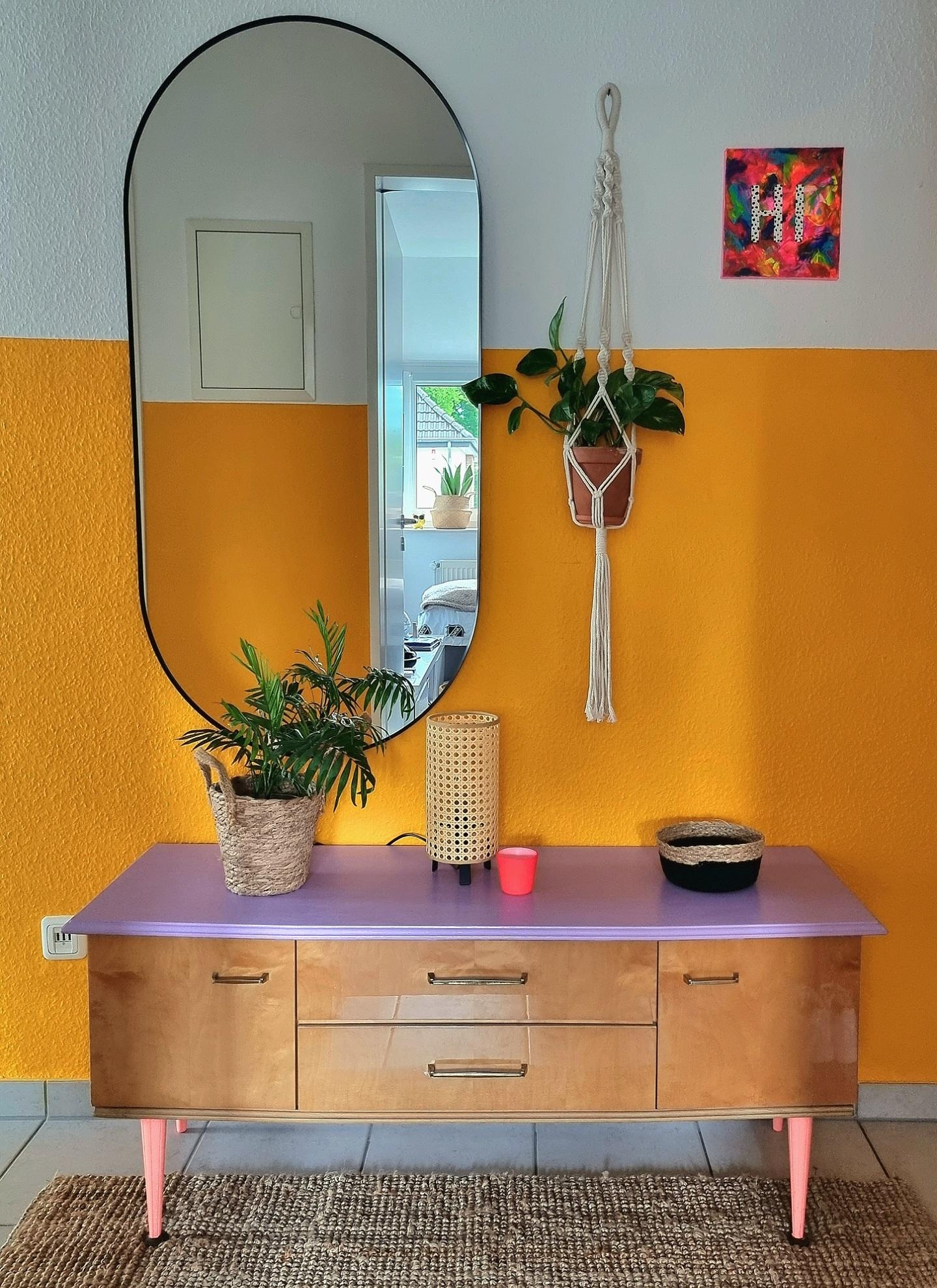 #Mix aus #Vintage #Diy #Midcentury #Ikea #Pflanzen .. #Farben machen es nochmal spannender 🧡💜 #Flur #Homestory 
