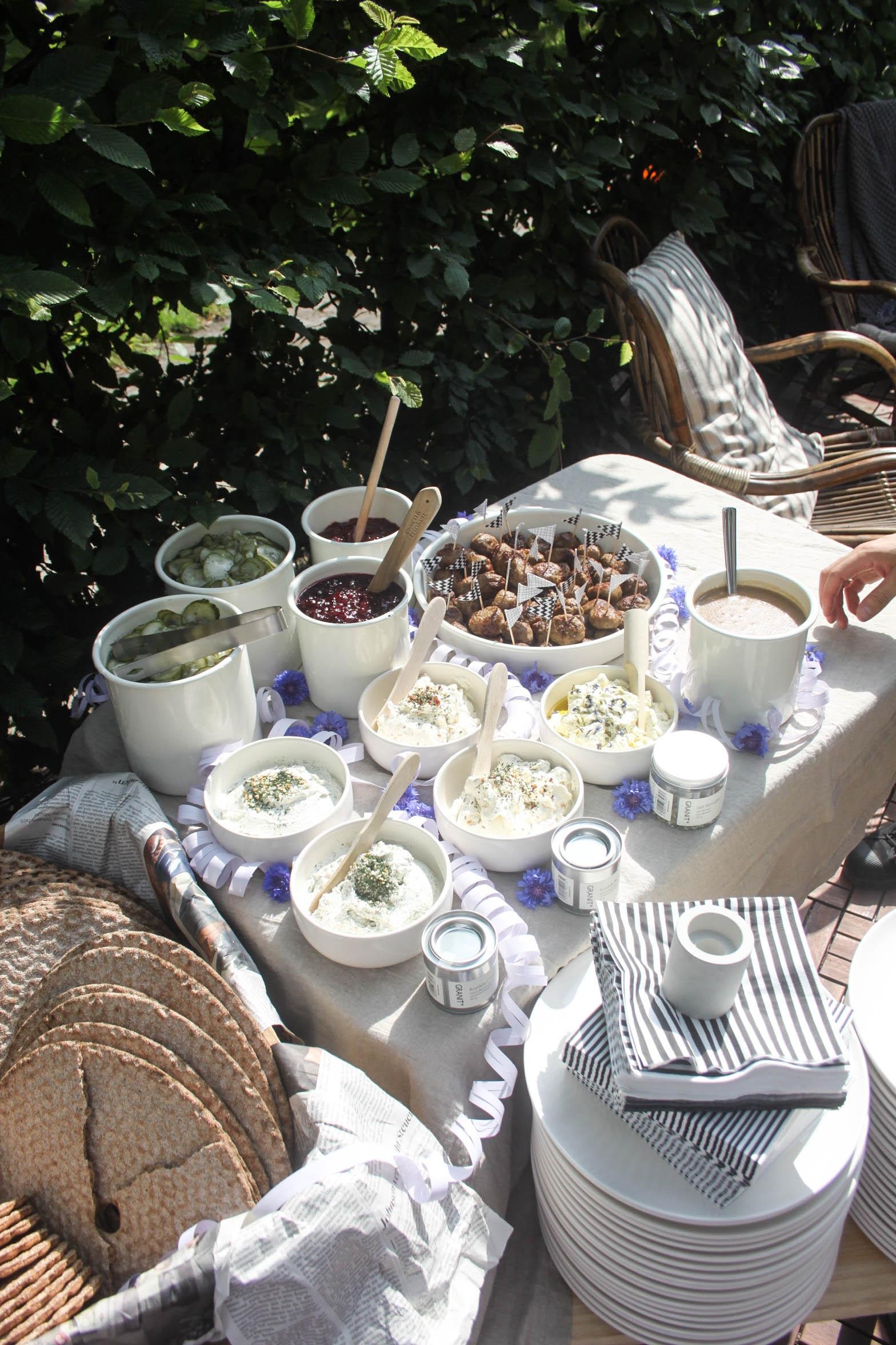 Mmmmhhh! Die schwedischen Food-Klassiker sind perfekt für die Midsommar-Party #terrassenmakeover #gartenparty