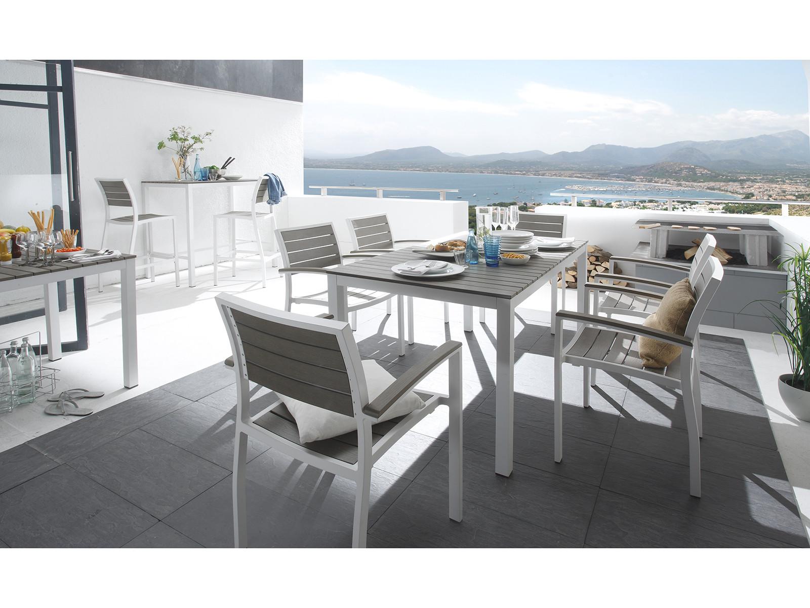 Moderne Eleganz und bester Komfort #terrasse #gartenmöbel #balkonmöbel #terrassenmöbel #weißesbalkonmöbel ©massivum