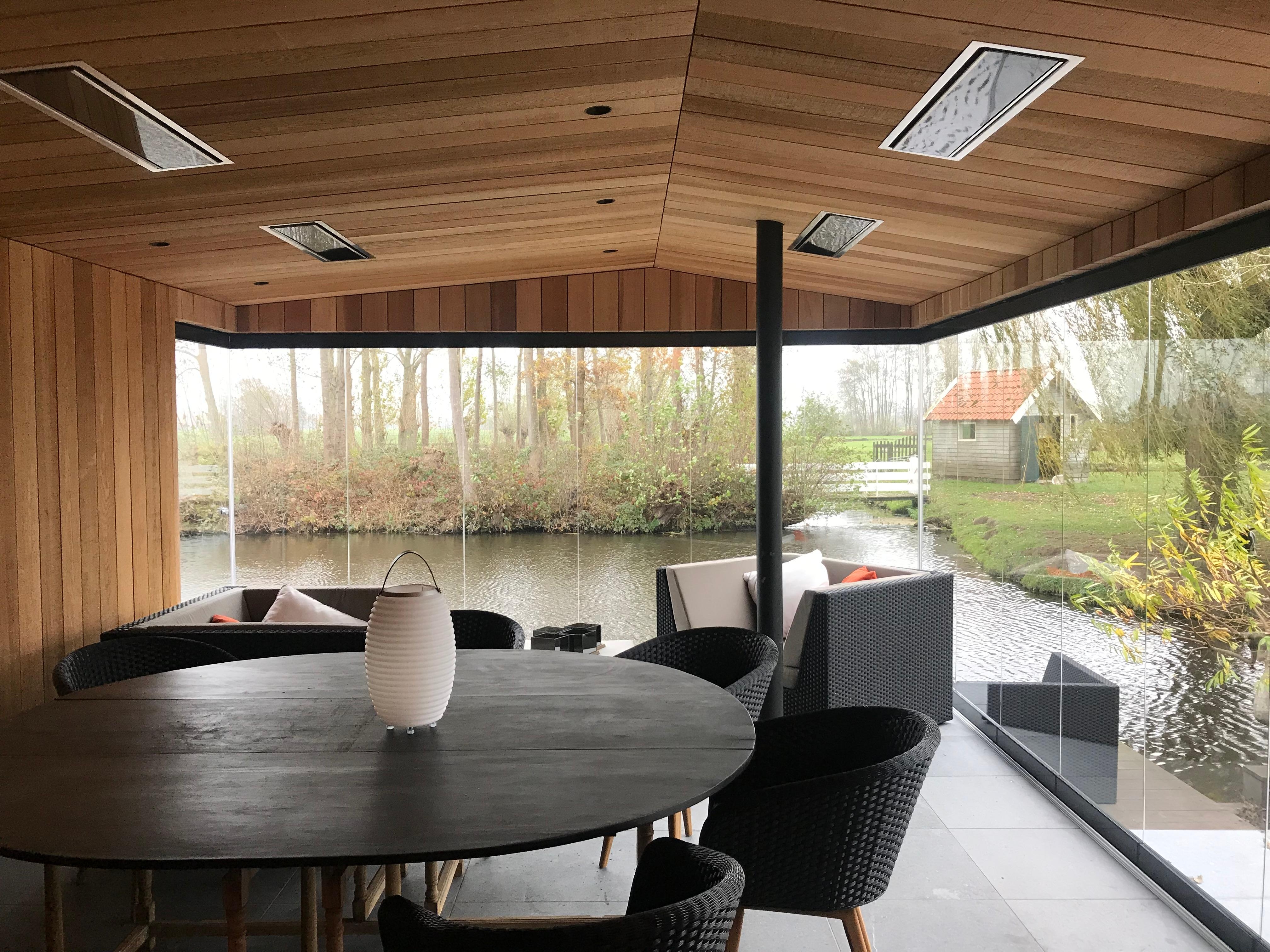 Moderne Gartenhäuser mit Glas-Schiebe-Drehtüren in Nurglasoptik! #Sunflex #Schiebesysteme