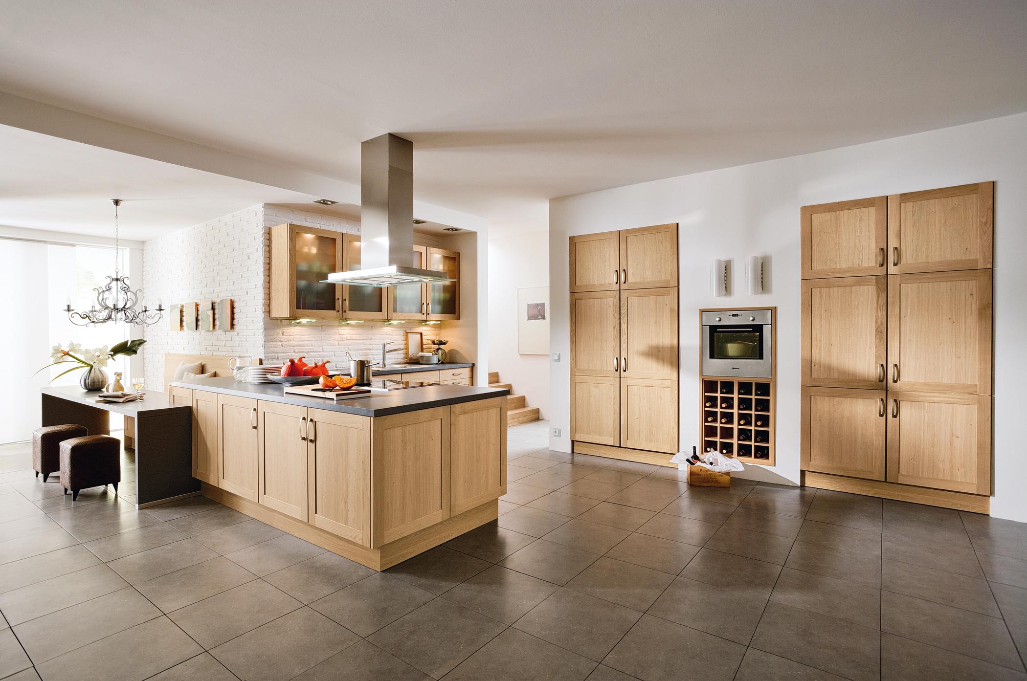 Moderne Küche mit Holzfronten #hölzernekücheninsel #holzküche ©Wellmann/Alno AG