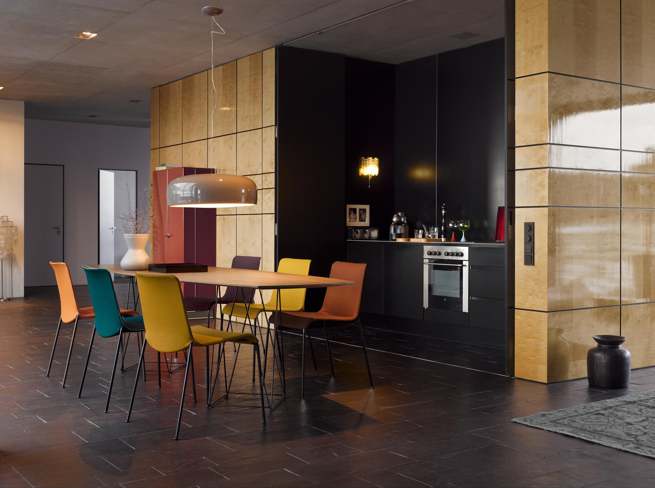 Moderne Küche mit warmen Farben #stuhl #küche #esstisch #wandgestaltung #pendelleuchte #wandgestaltungküche ©Walter Knoll, Designer: Claudio Bellini