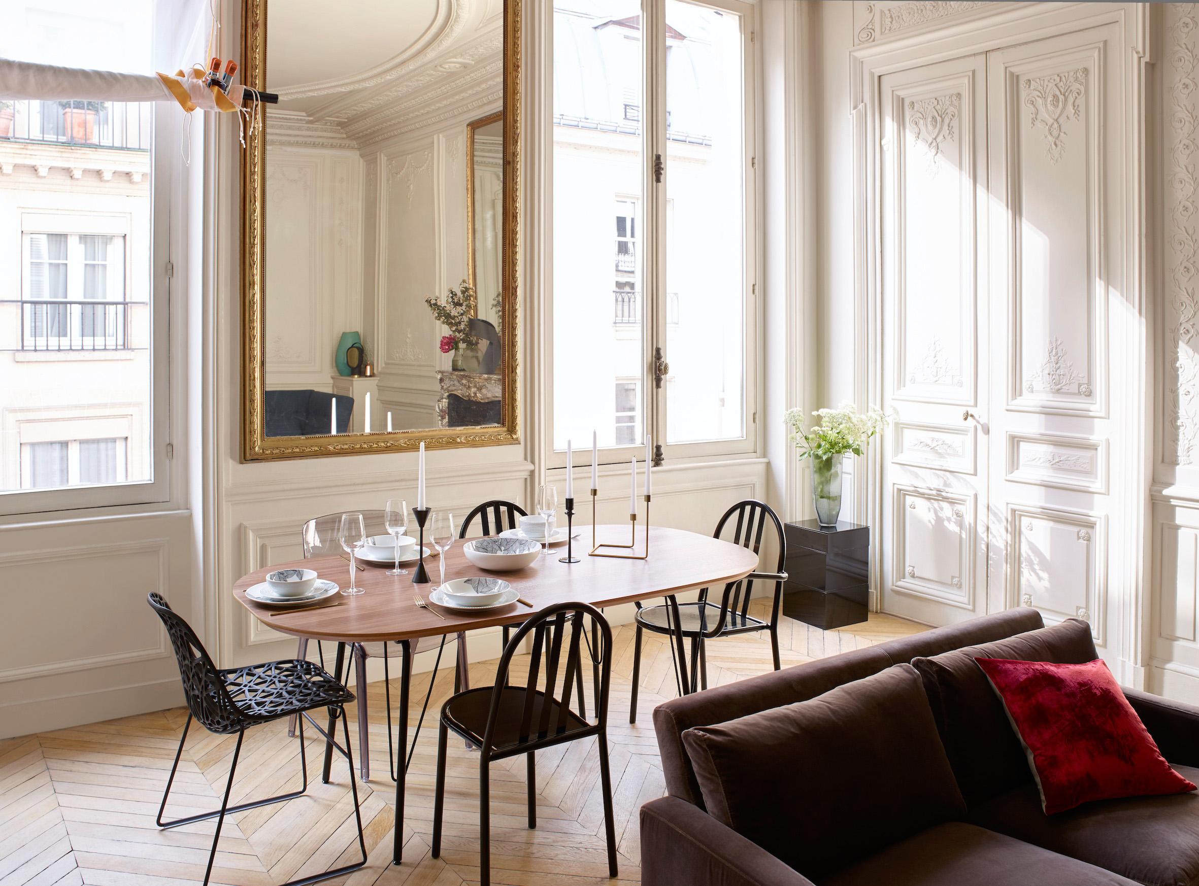 Moderne Möbel im klassischen Wohnzimmer #wohnzimmer #parkettboden #goldfarbenerspiegel #braunessofa #zimmergestaltung ©Habitat