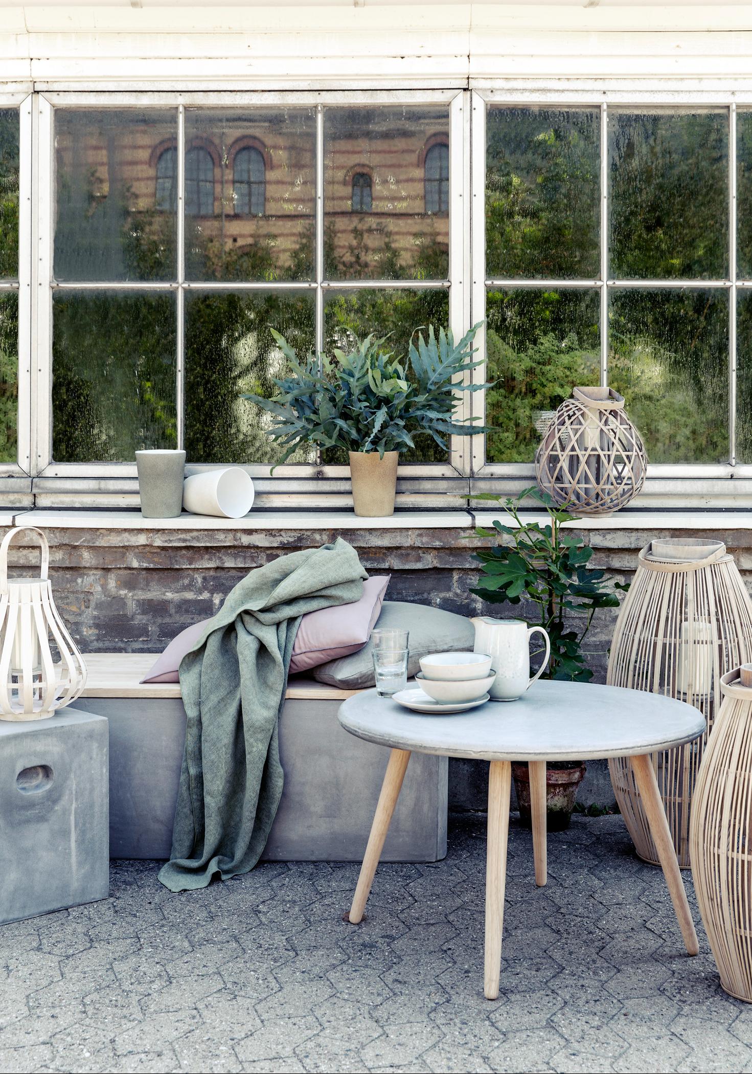 Moderne Sitzecke auf der Terrasse #beistelltisch #tagesdecke #sitzbank #sitzecke #terrassenmöbel #zimmergestaltung ©Broste Copenhagen