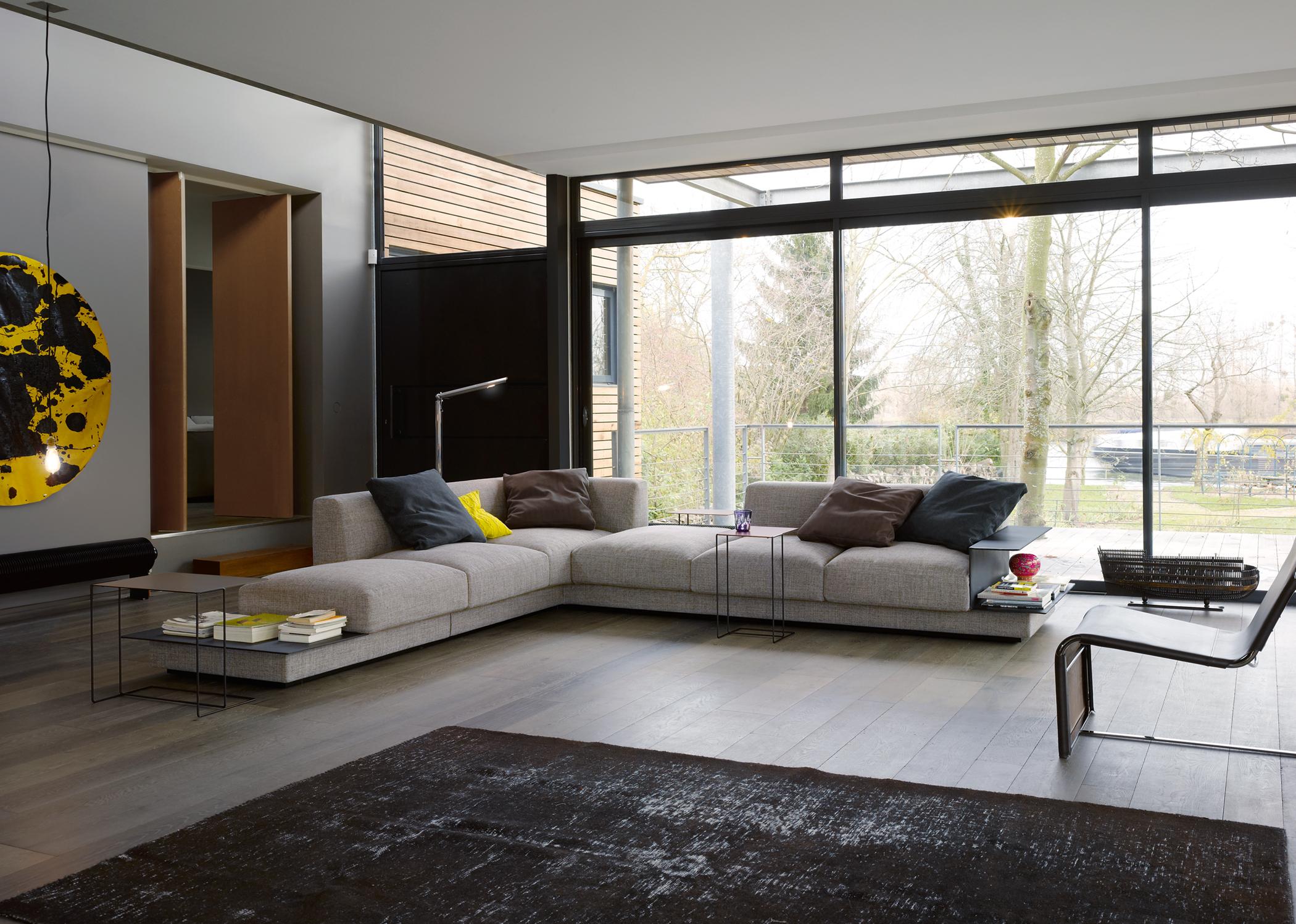 Moderne Sitzecke #beistelltisch #teppich #ecksofa #sessel #wandgestaltung #stehlampe ©Walter Knoll, Designer: EOOS