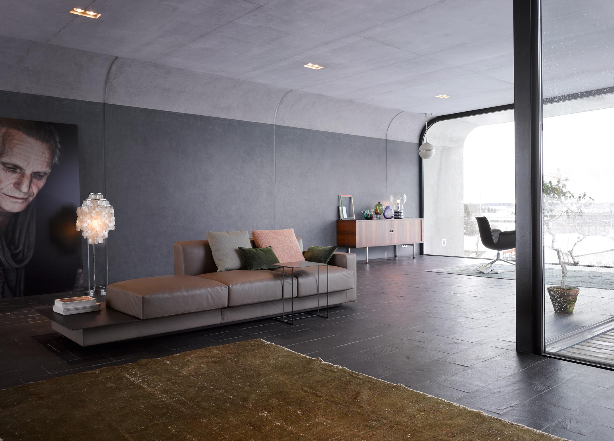 Moderne Sitzecke #teppich #ecksofa #konsole #holzkonsole ©Walter Knoll, Designer: EOOS