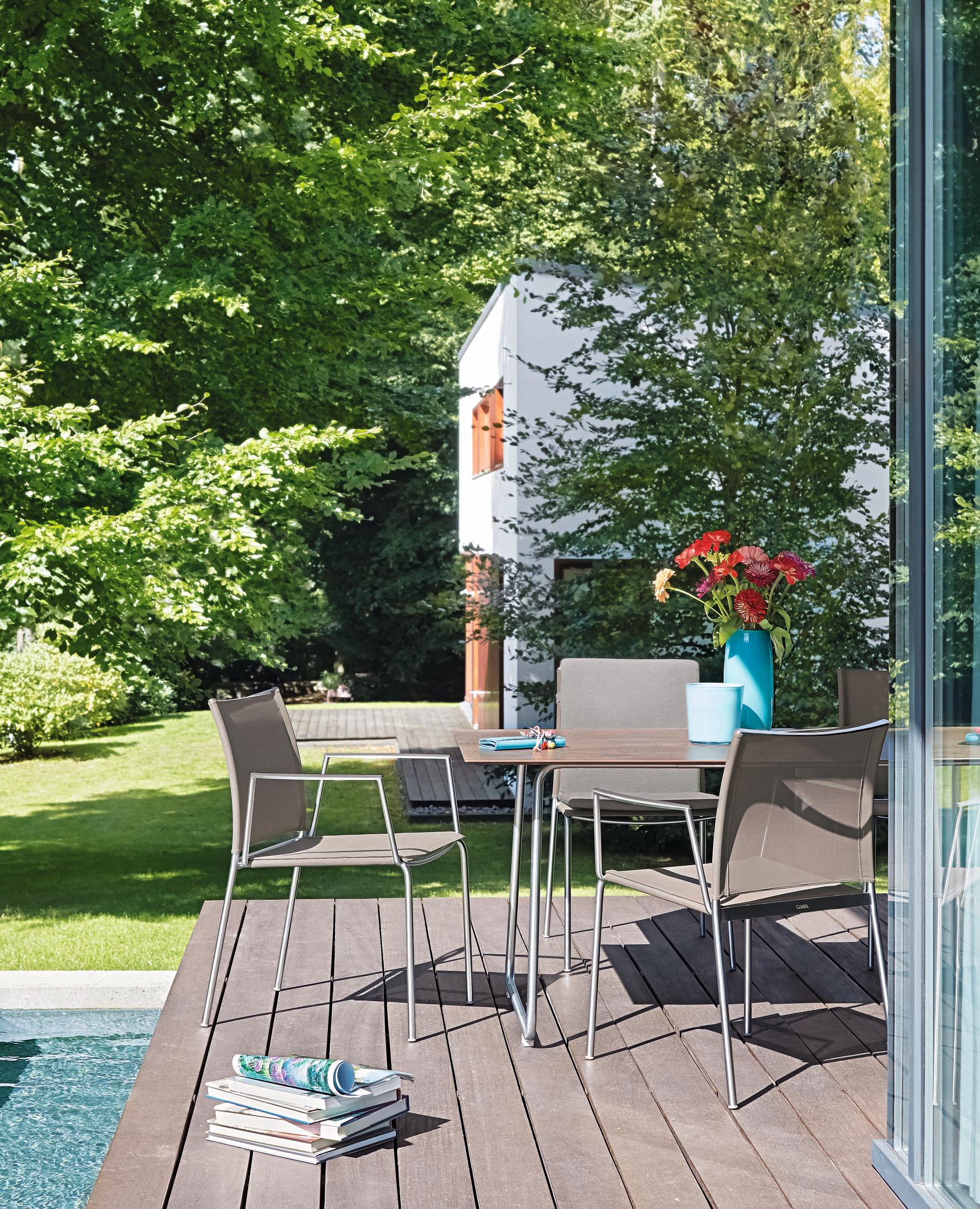 Moderne Sitzgruppe im Grünen #stuhl #terrasse #gartenmöbel #gartentisch #tisch ©Garpa
