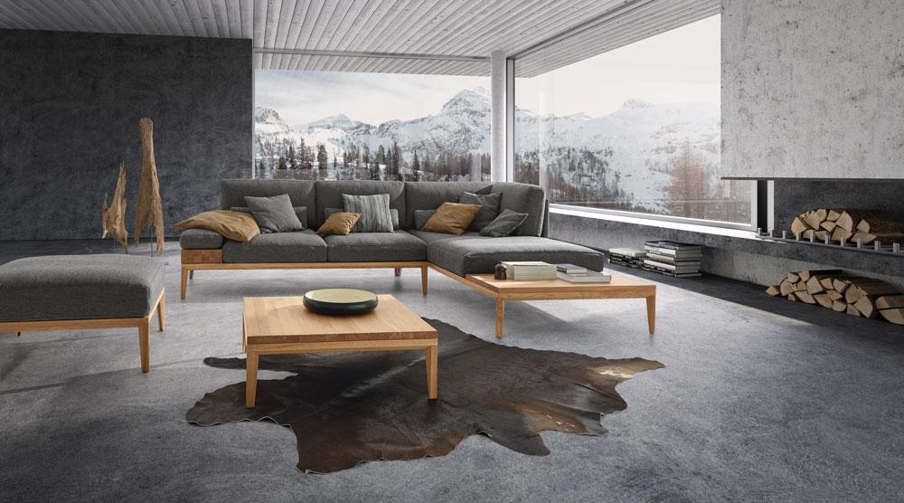 Moderne Sitzgruppe mit Holzablage #wohnzimmer #sofa #wohnlandschaft ©ADA Möbelwerke