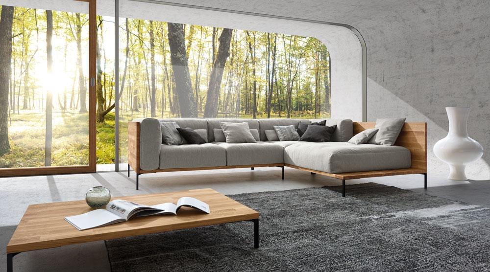 Moderne Sitzgruppe mit Holzelementen #wohnzimmer #lounge #sofa #wohnlandschaft ©ADA Möbelwerke
