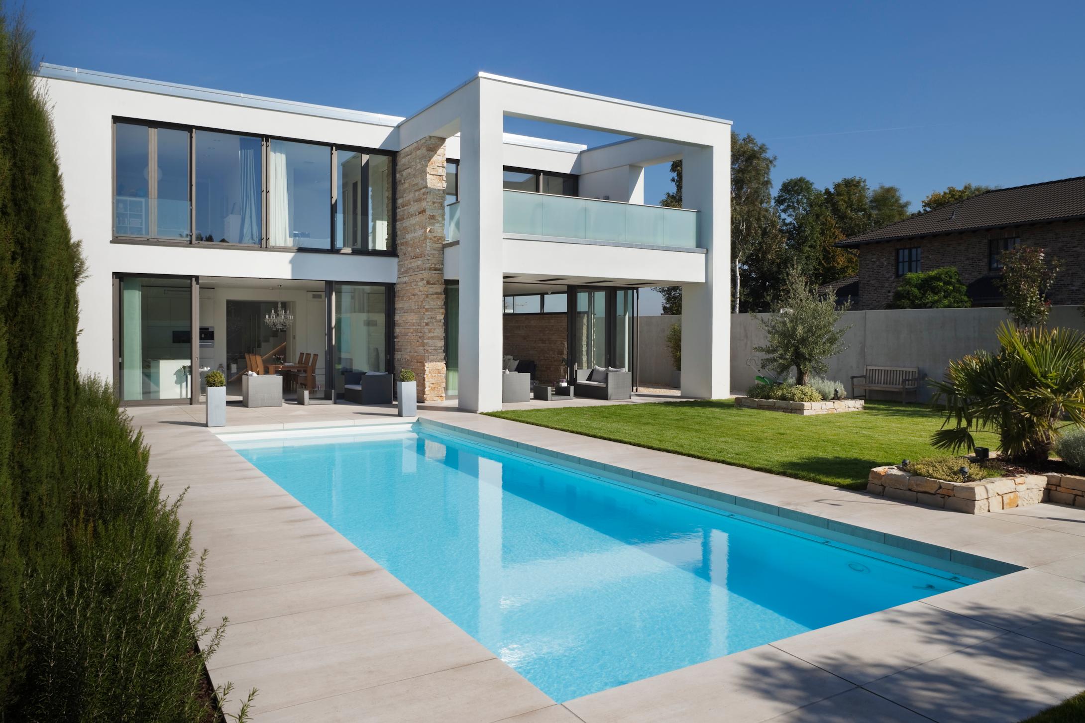 Moderne Villa im mediterranen Stil #pool #puristisch #mediterran #minimalistisch #überdachteterrasse #bruchsteinwand #mediterranerstil #luftbalken #loggia ©Skandella Architektur Innenarchitektur