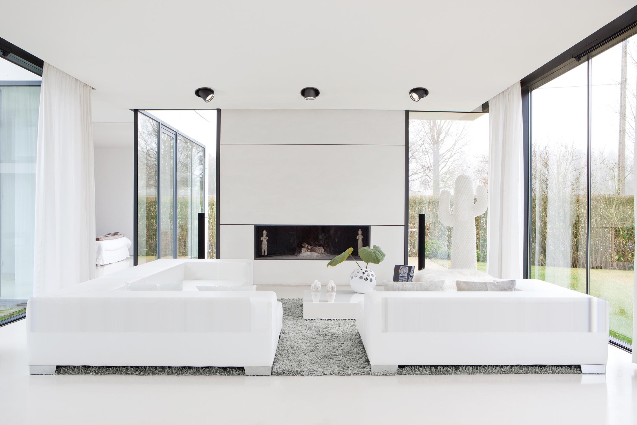 Moderne Wohnlandschaft in Weiß #teppich #kamin #wohnzimmer #sofa #minimalistisch #wohnlandschaft #bigsofa #zimmergestaltung ©Modular Lighting Instruments